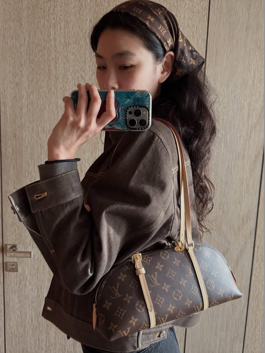 Louis Vuitton Squire East West Monogram Coated Canvas 착용 스타일 - 2