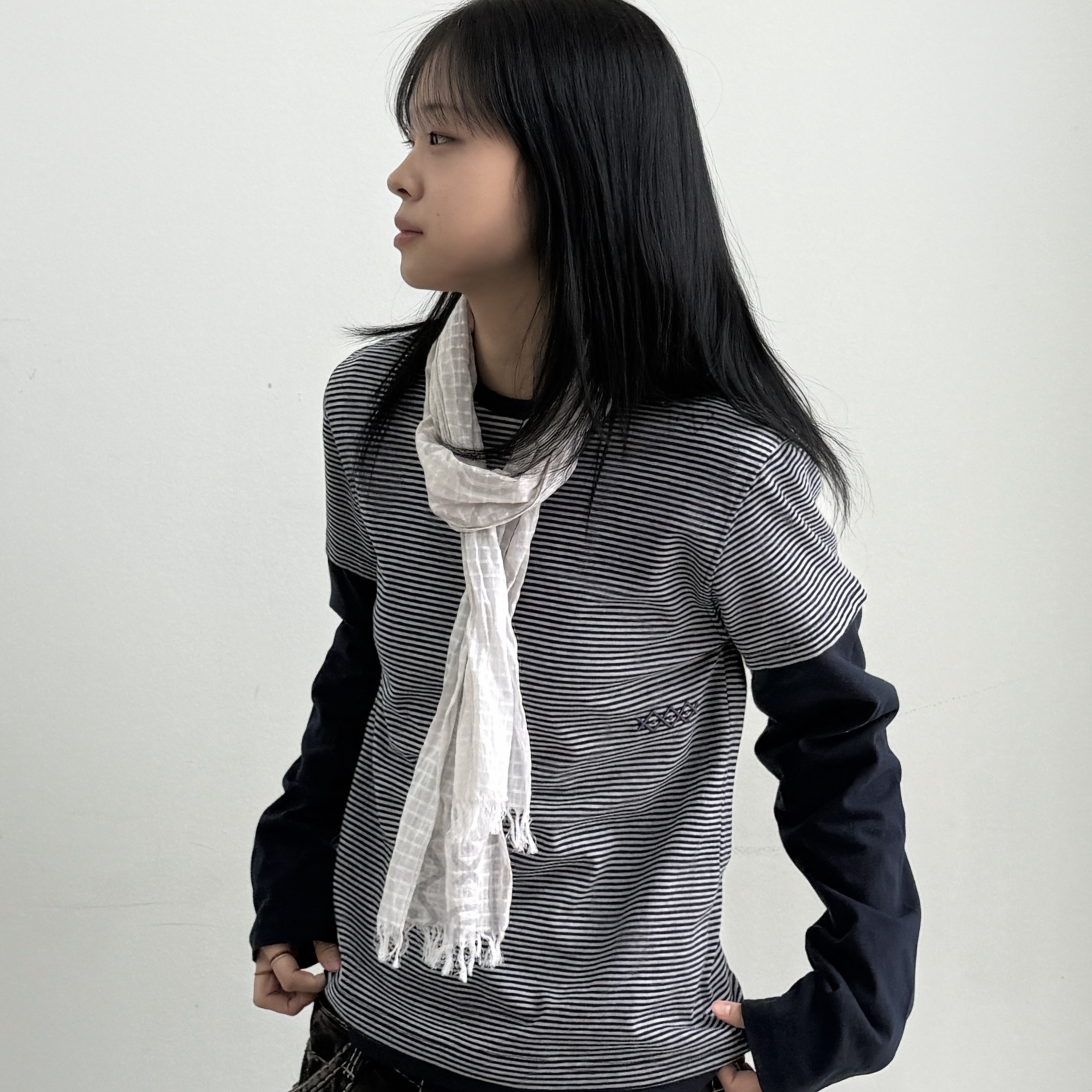 MAINBOOTH Layered Border T-shirt NAVY, MAINBOOTH Offset Pattern Scarf IVORY 착용 스타일 - 1