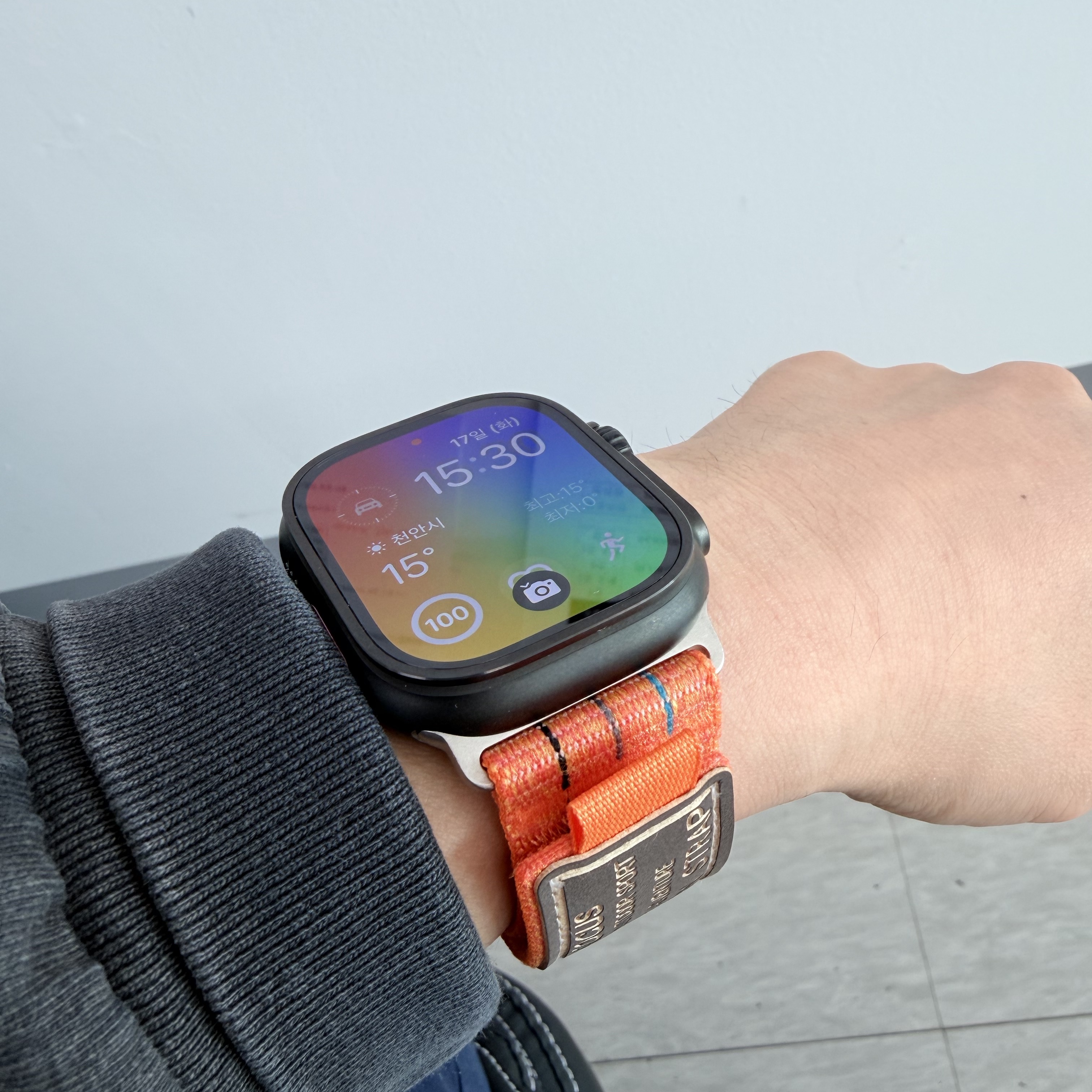 Apple Watch Ultra 3 49mm Natural Titanium Case with Ocean Band Black (Korean Ver.) 착용 스타일