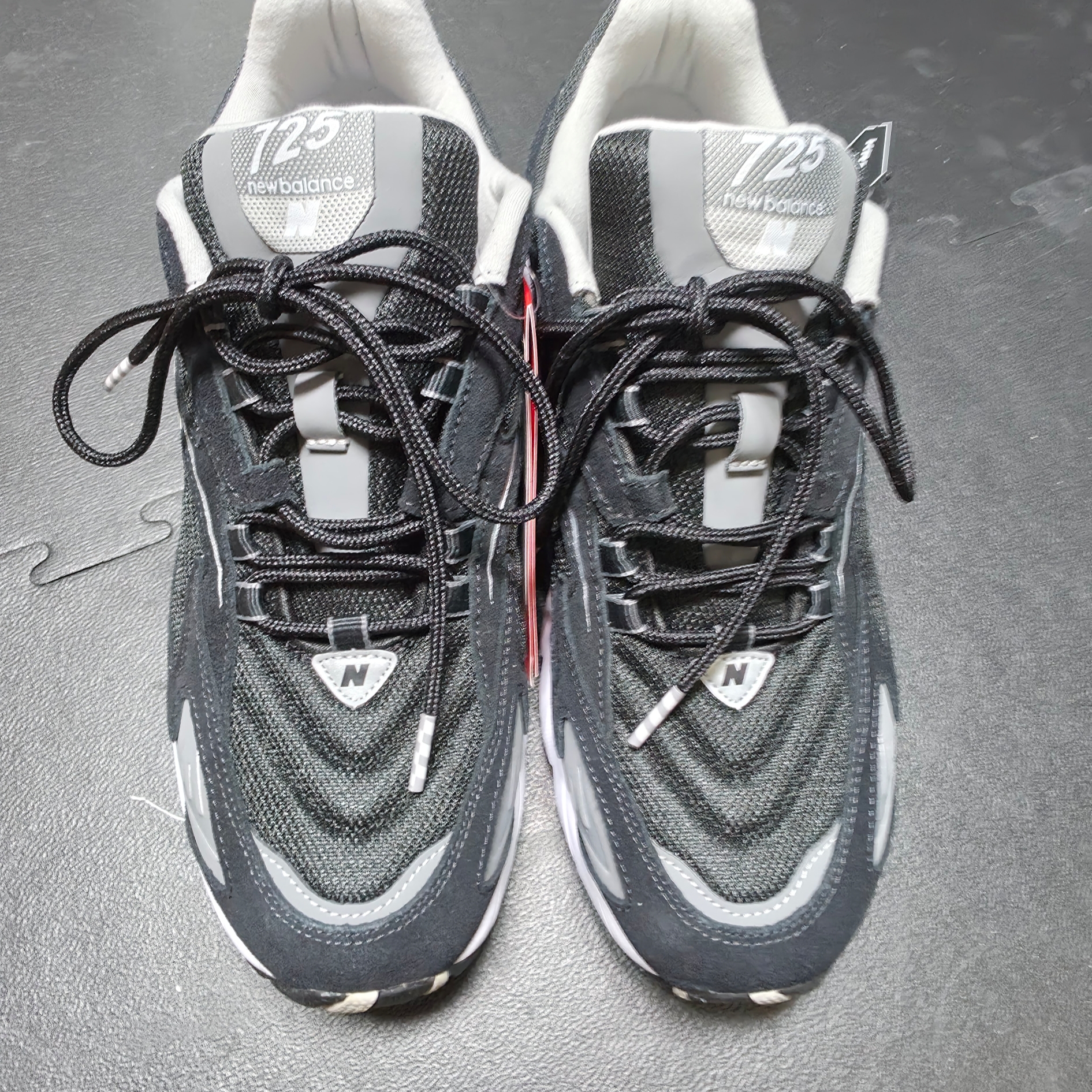 New Balance 725 Black 착용 스타일 - 1