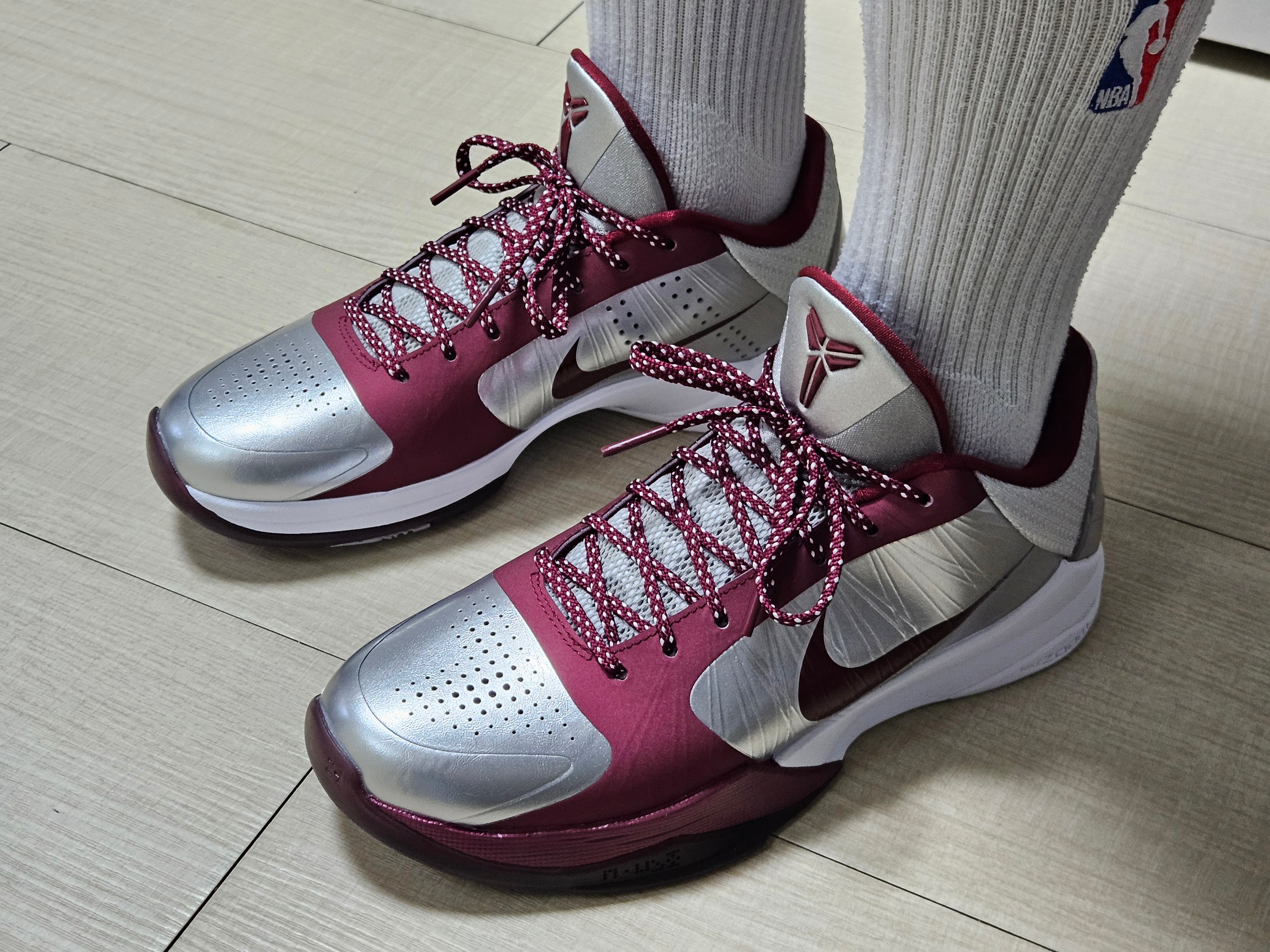 Nike Kobe 5 Protro Lower Merion Aces Away Metallic Silver Team Red, Nike Kobe 8 Protro Mambacita 착용 스타일 - 4