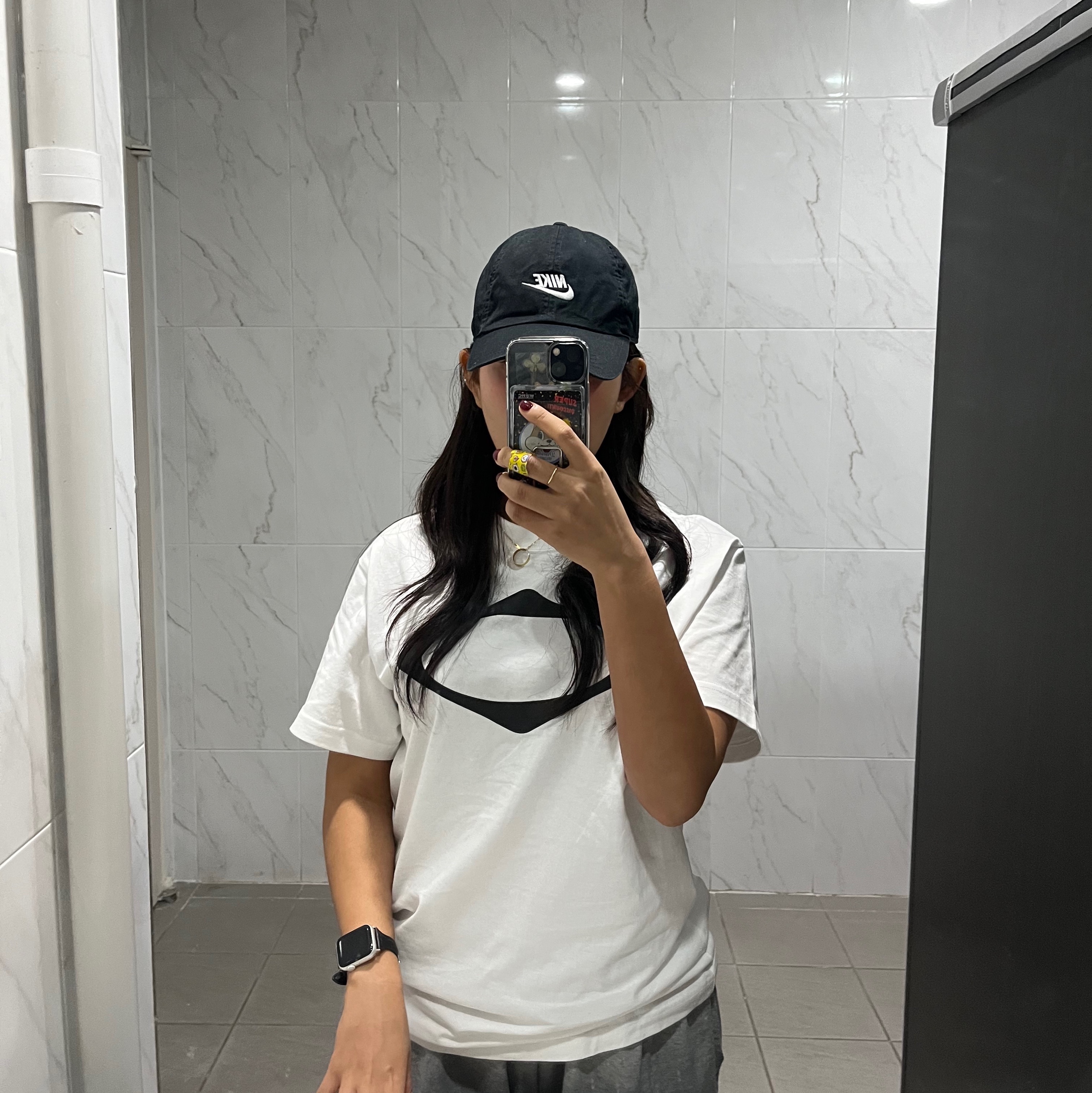 (W) Mischief Rhombus T-Shirt White, Nike NSW Classic 99 Cap Black 착용 스타일 - 1