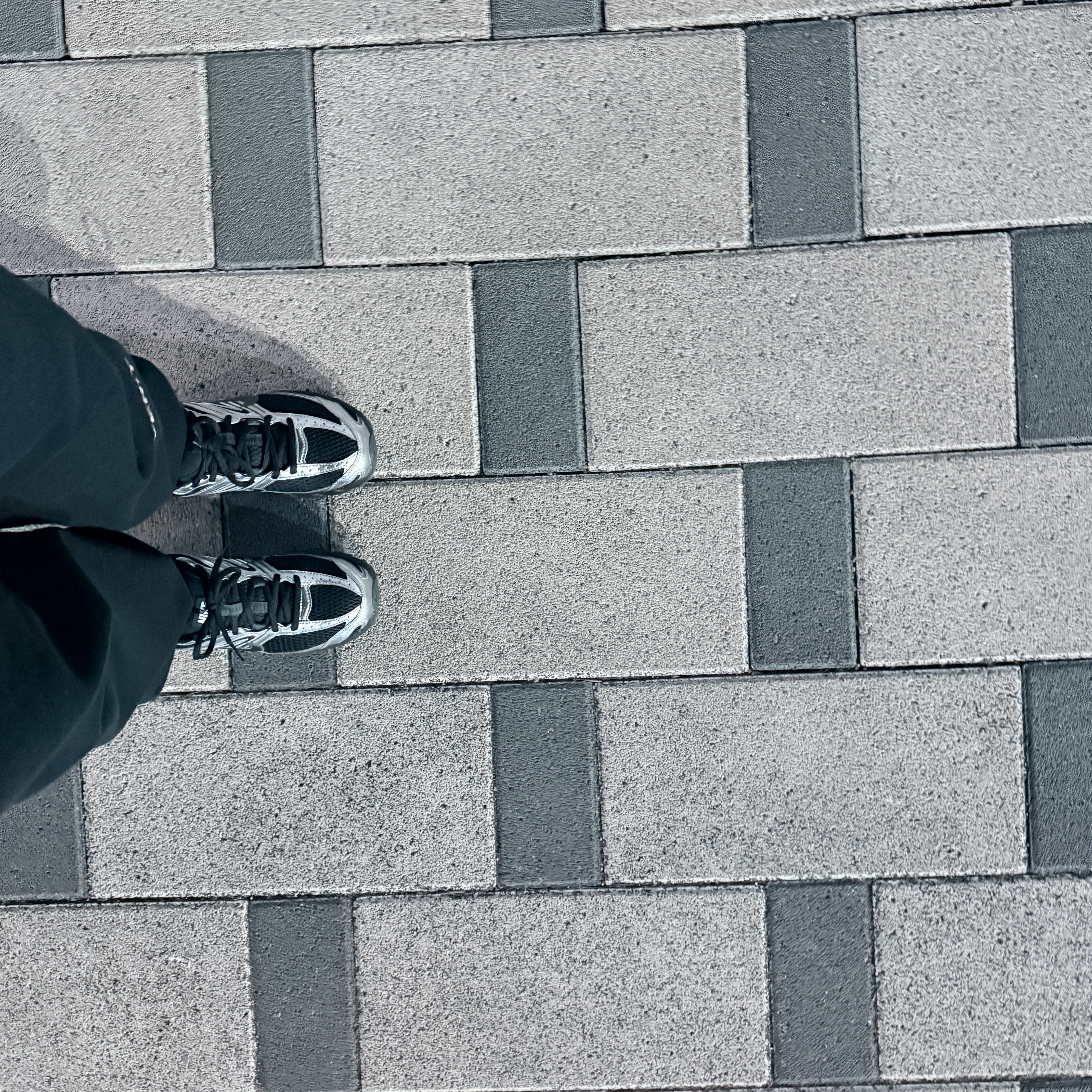 (W) Nike Air Max Moto 2K Black Metallic Silver 착용 스타일