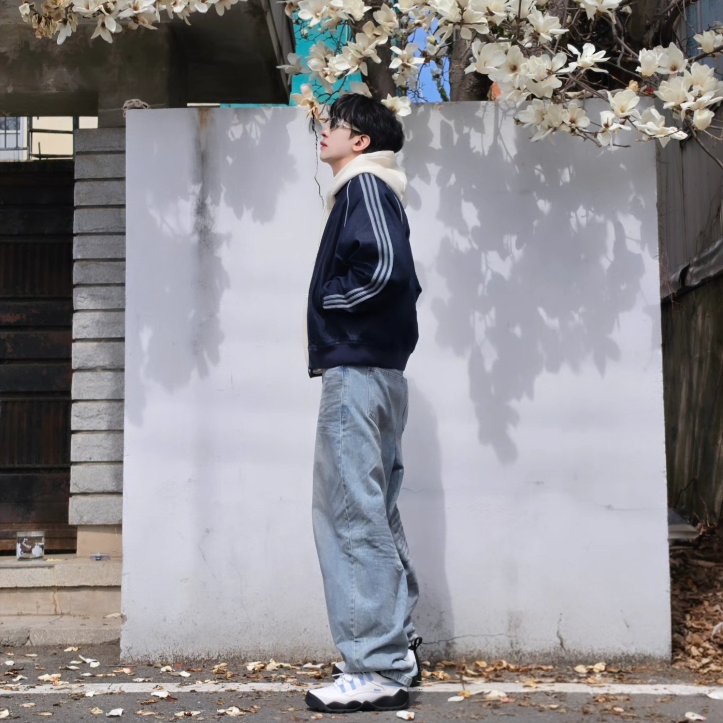 Adidas SST Adicolor Loose SST Denim Stone Jacket Indigo Denim - KR Sizing, Adidas SST Adicolor Loose SST Denim Stone Jacket Indigo Denim - US Sizing 착용 스타일 - 1