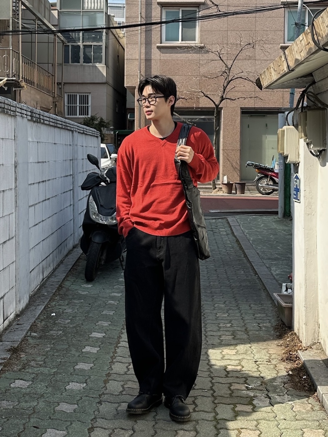 Noun Crop V Neck Knit Red, Noun Balanced Denim Pants Black 착용 스타일 - 1