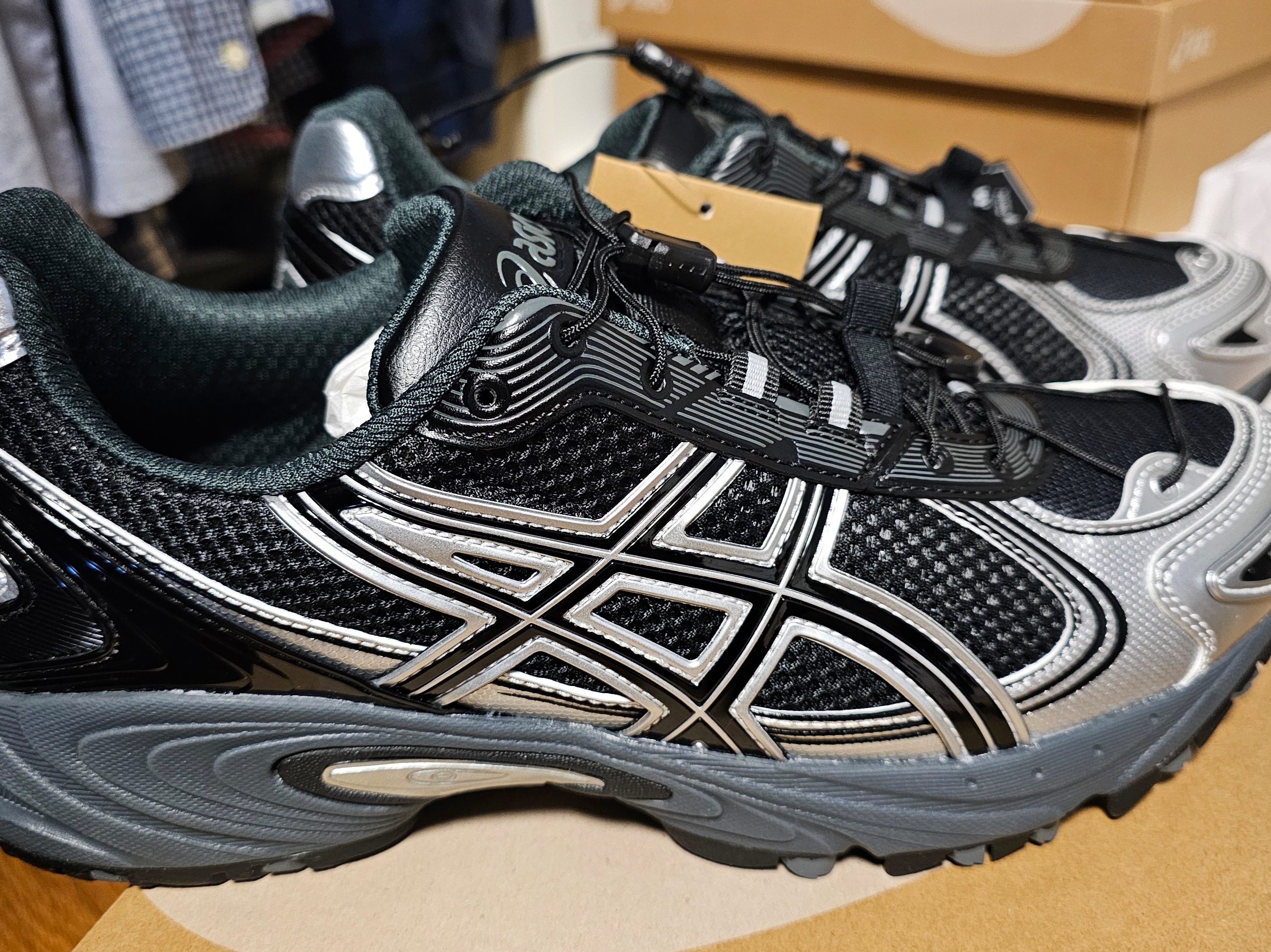 Asics Gel-Kahana TR V4 Carbon Black 착용 스타일