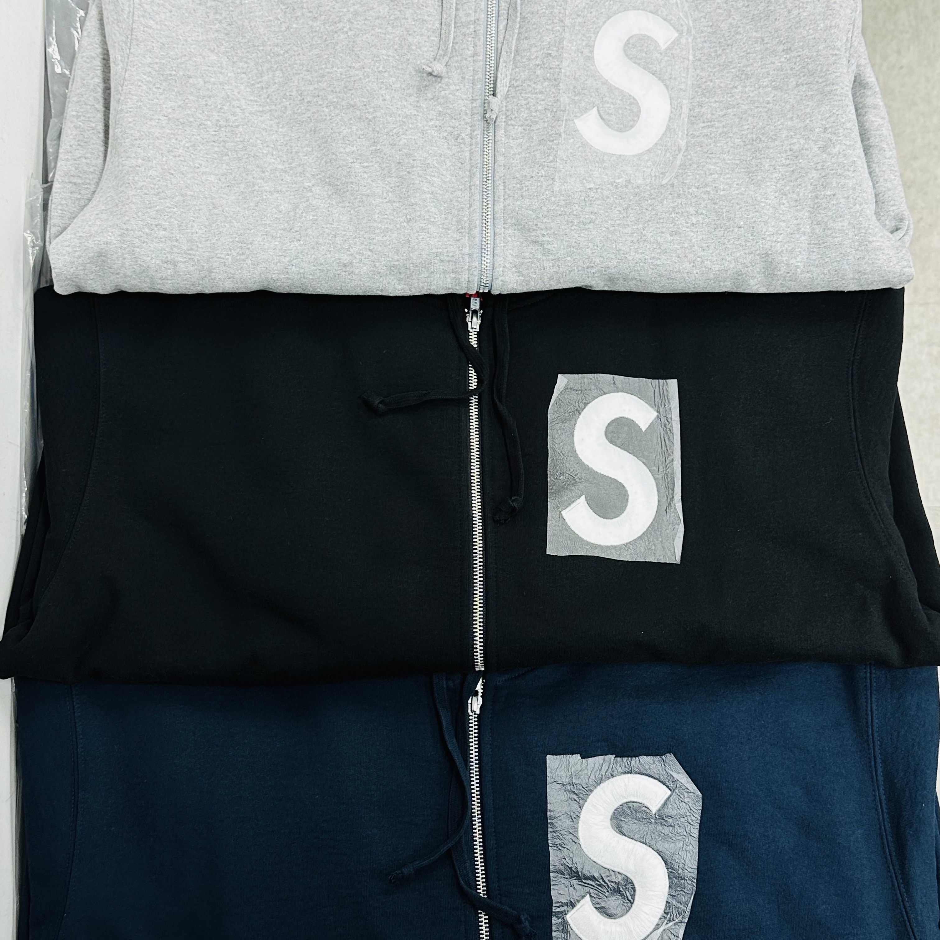 Supreme S Logo Zip Up Hooded Sweatshirt Heather Grey - 25FW, Supreme S Logo Zip Up Hooded Sweatshirt Black - 25FW 착용 스타일