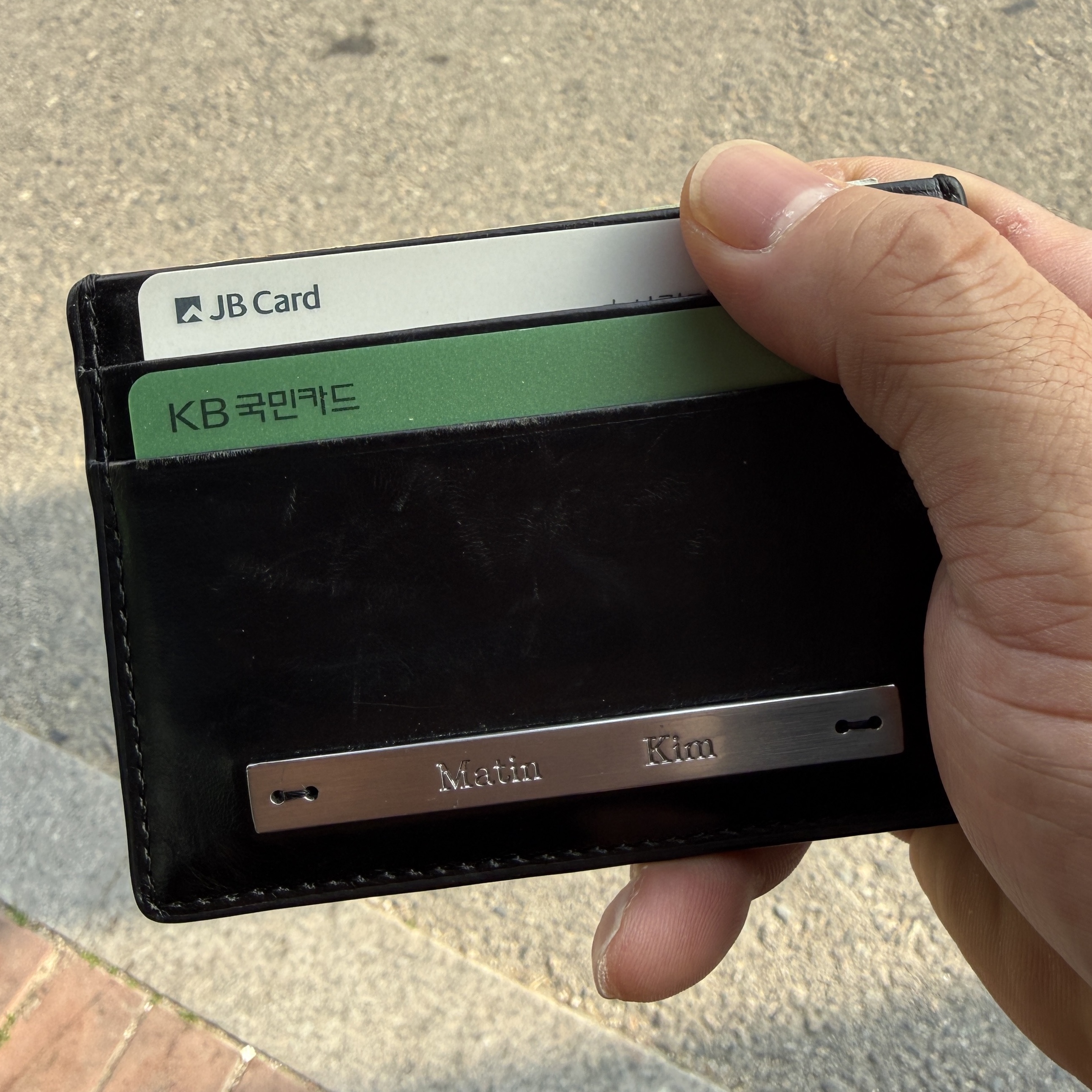 Matin Kim Vintage Card Wallet Black 착용 스타일