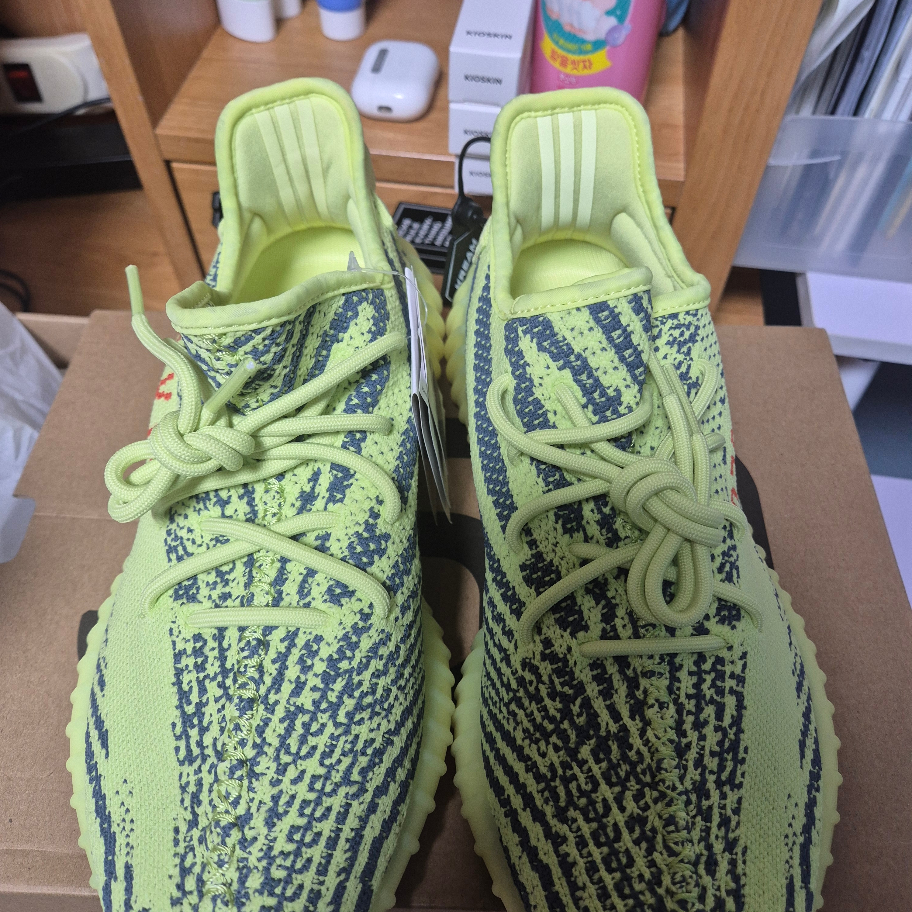 Adidas Yeezy Boost 350 V2 Semi Frozen Yellow 착용 스타일 - 2