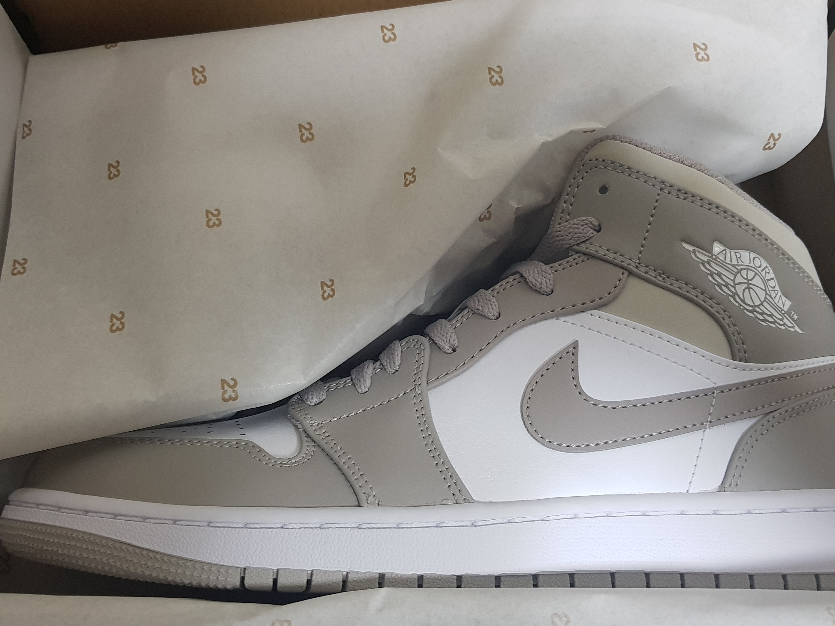 Jordan 1 Mid College Grey 착용 스타일