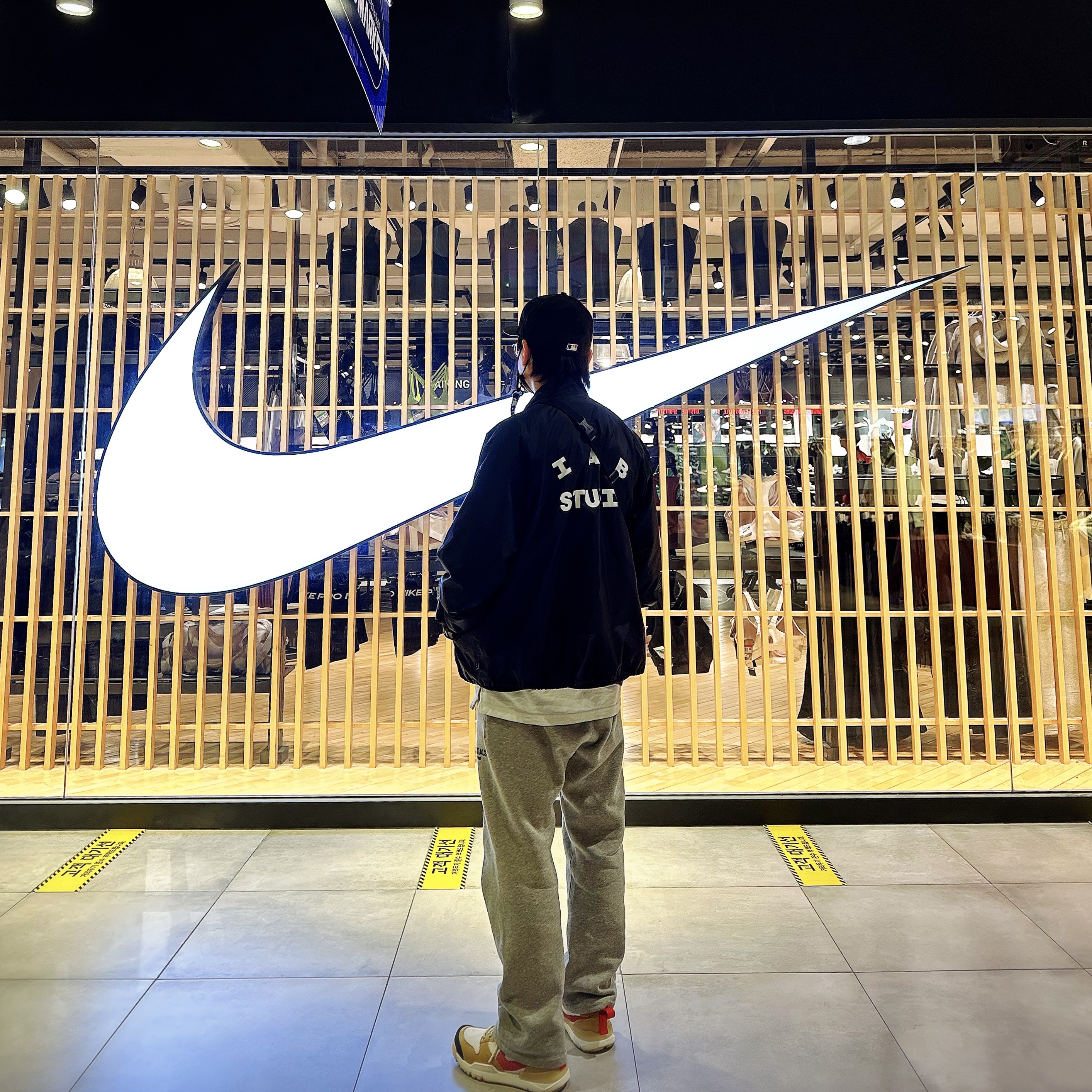 Nike x Tom Sachs Mars Yard Shoe 3.0 Space Camp, Essentials The Core Collection Relaxed Sweatpants Dark Oatmeal 착용 스타일