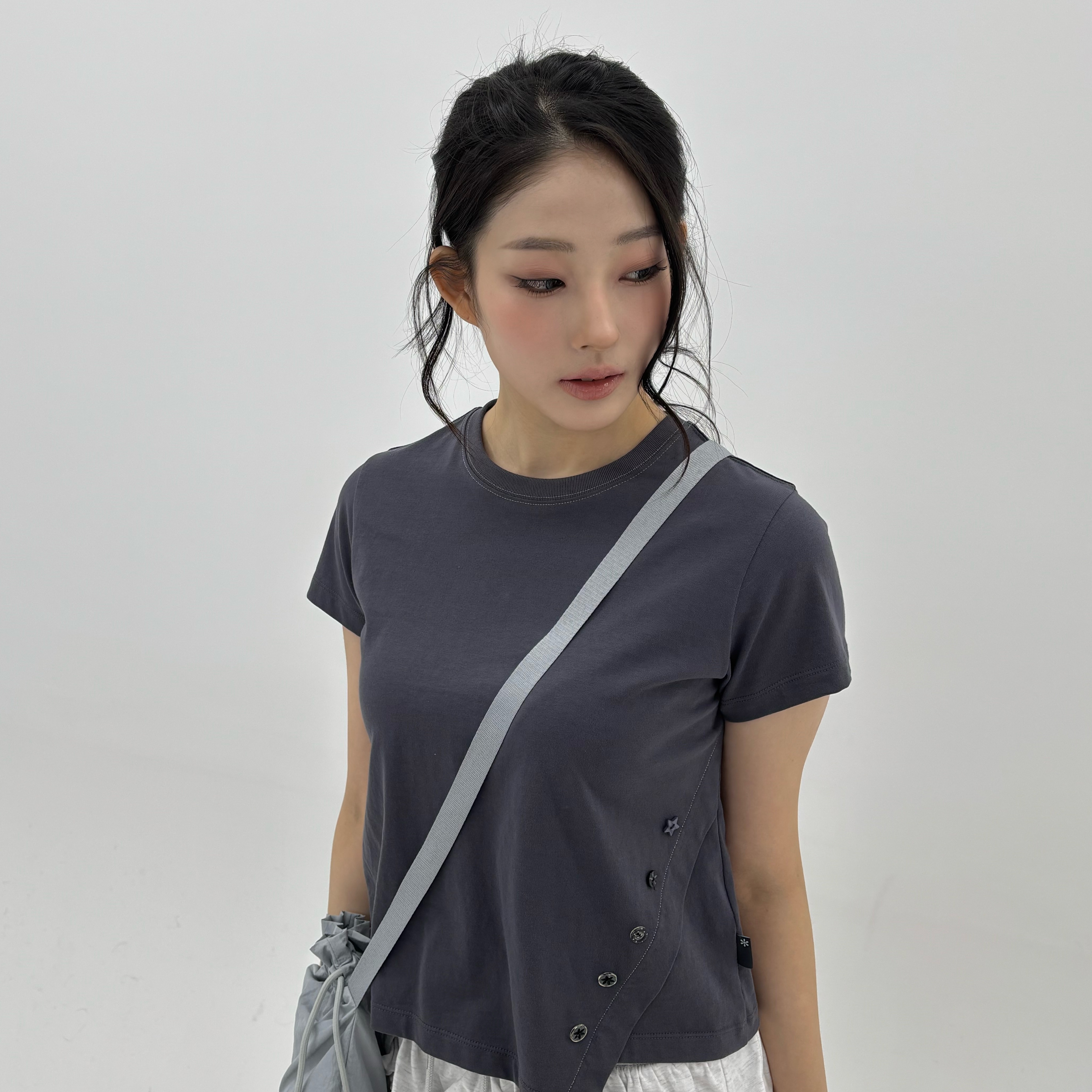 Riomeu Button Unbalanced Short-sleeved T-shirt Charcoal, Riomeu Mini Pouchi Cross Bag Gray 착용 스타일 - 3