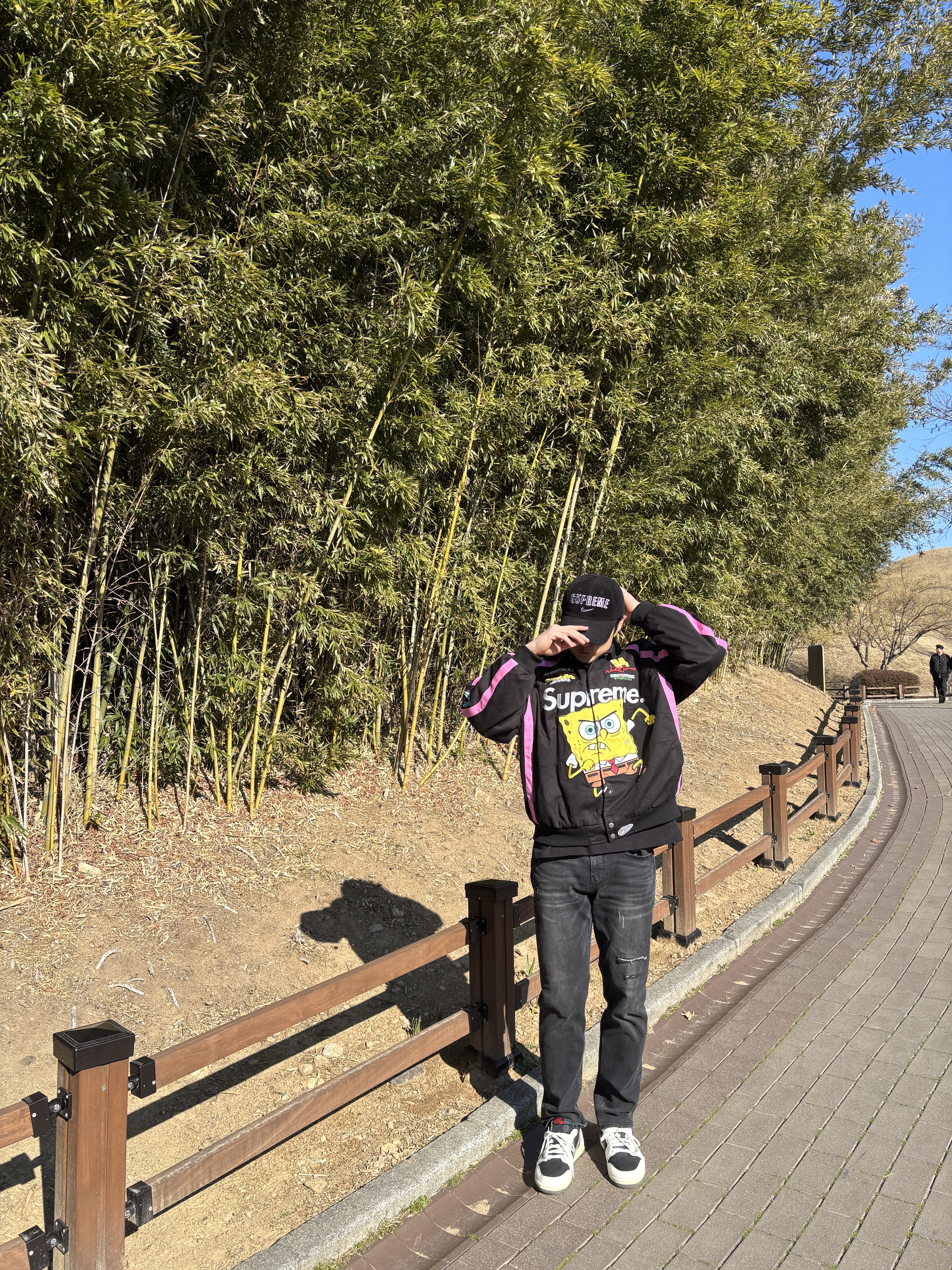 Supreme x SpongeBob SquarePants Jeff Hamilton Racing Jacket Black - 25SS 착용 스타일