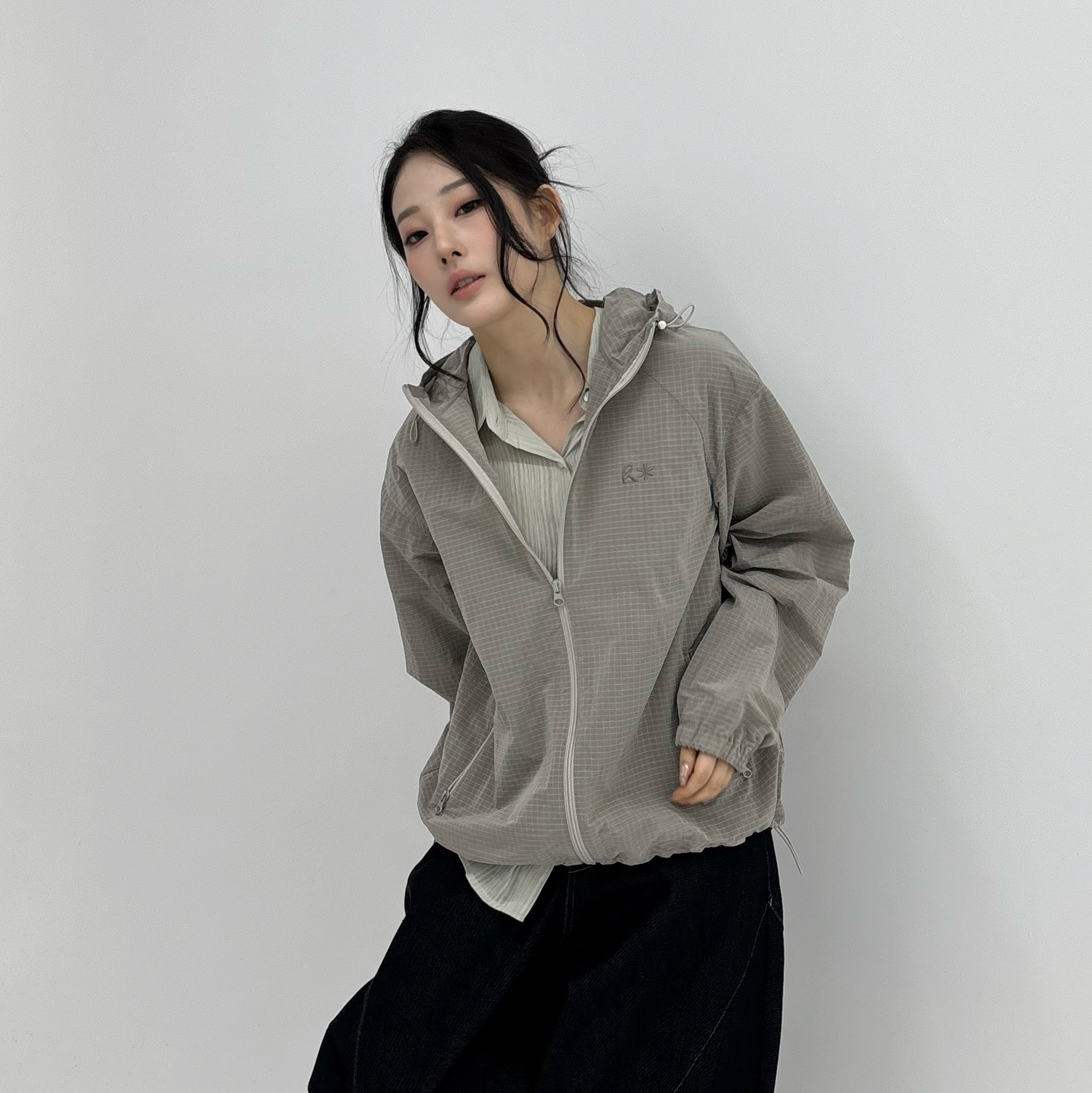 Riomeu Unbal Curved Line Windbreaker Jacket Gray, Riomeu Curved Balloon Denim Pants Black 착용 스타일 - 4