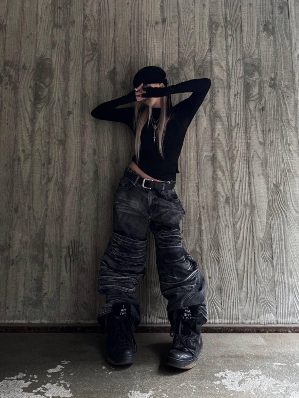 ROARINGRAD Washed Flip Knee Denim Pants Black 착용 스타일