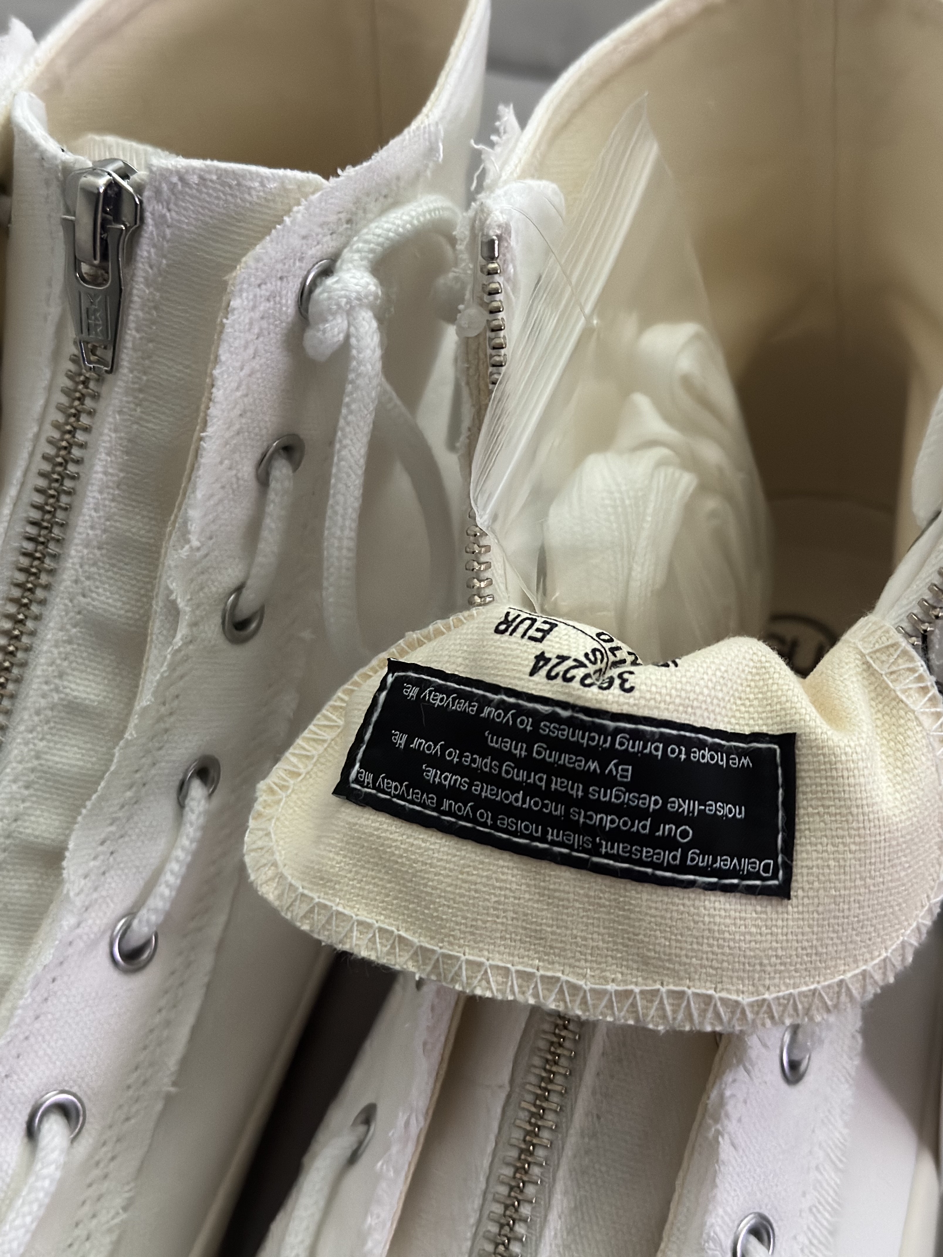 GU x Undercover High-Top Sneakers Off White 착용 스타일 - 5