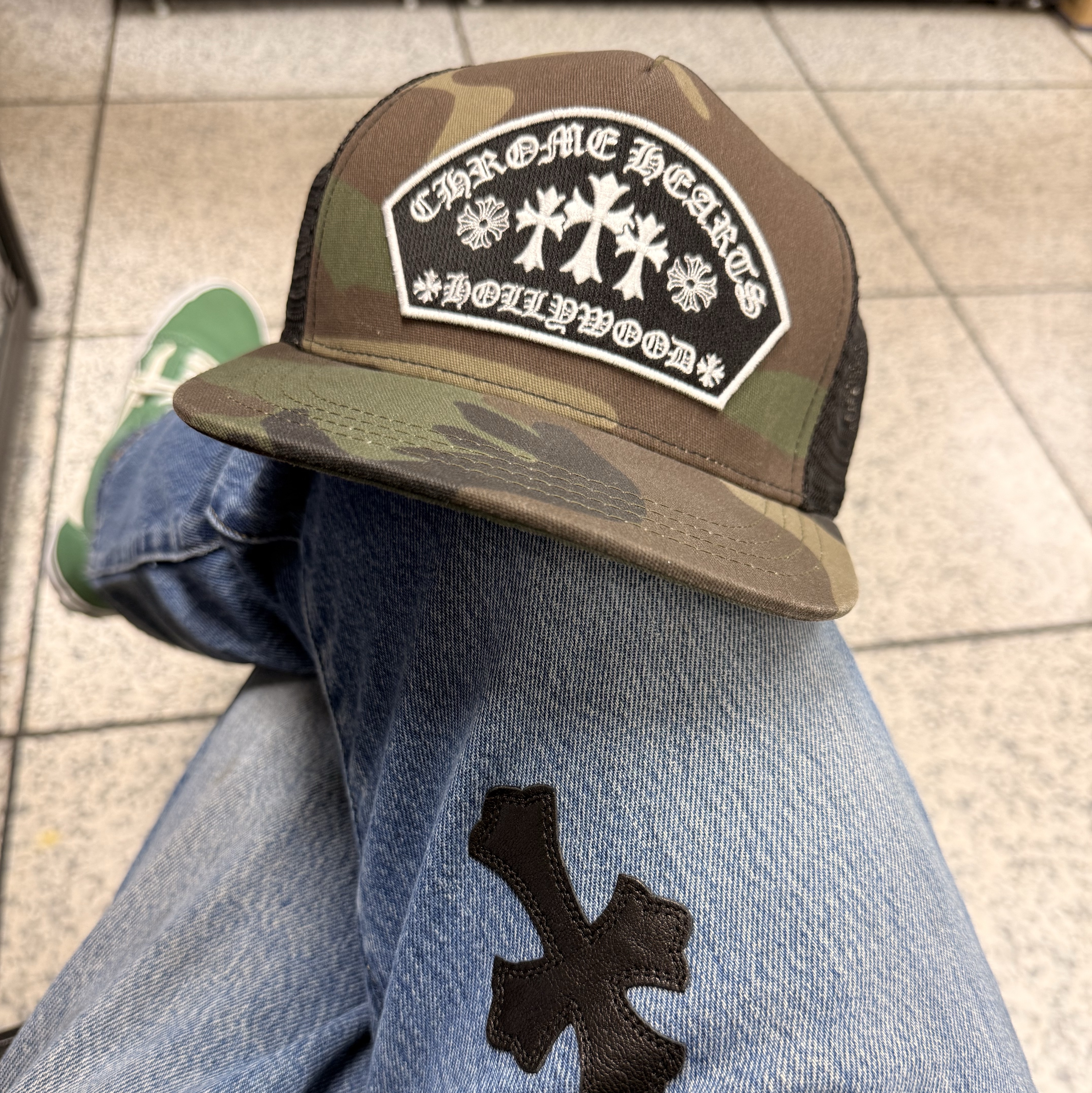 Chrome Hearts King Taco Mesh Trucker Hat Camo 착용 스타일