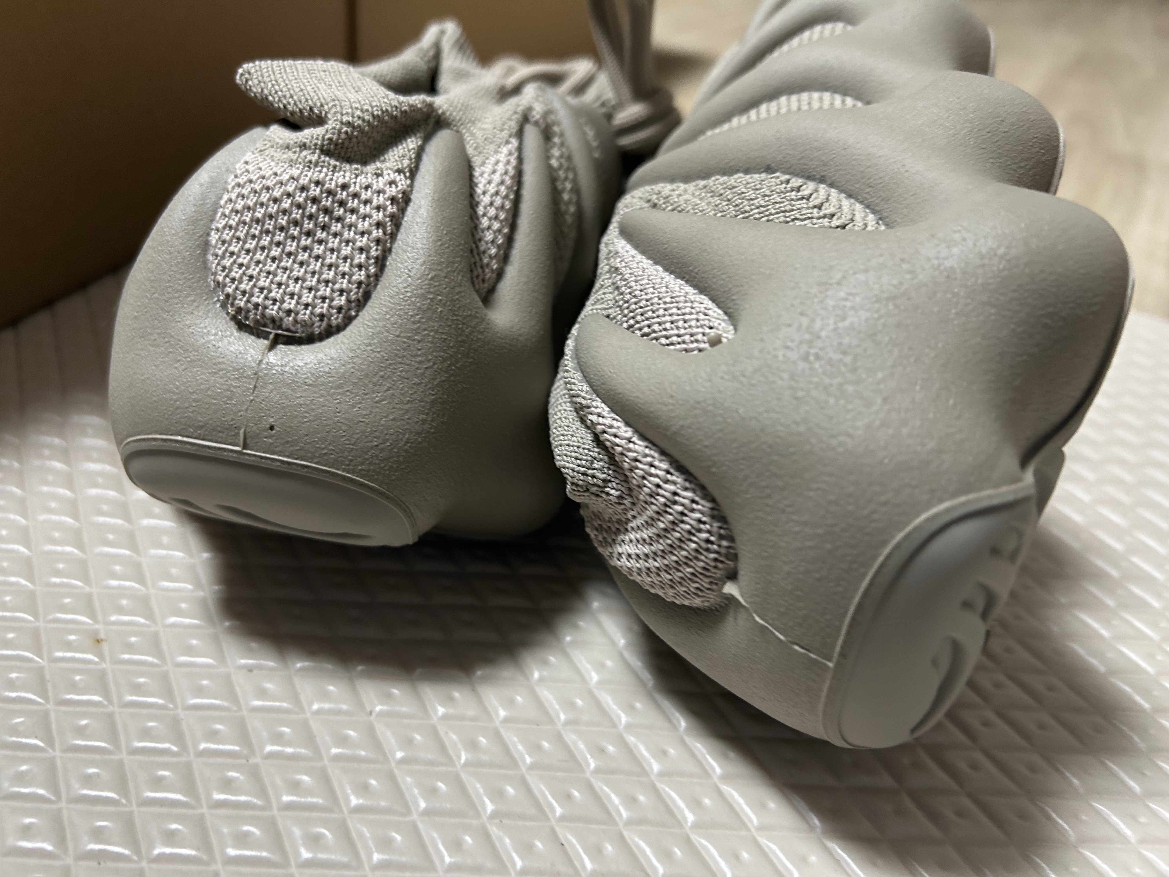 Adidas Yeezy 450 Stone Flax 착용 스타일
