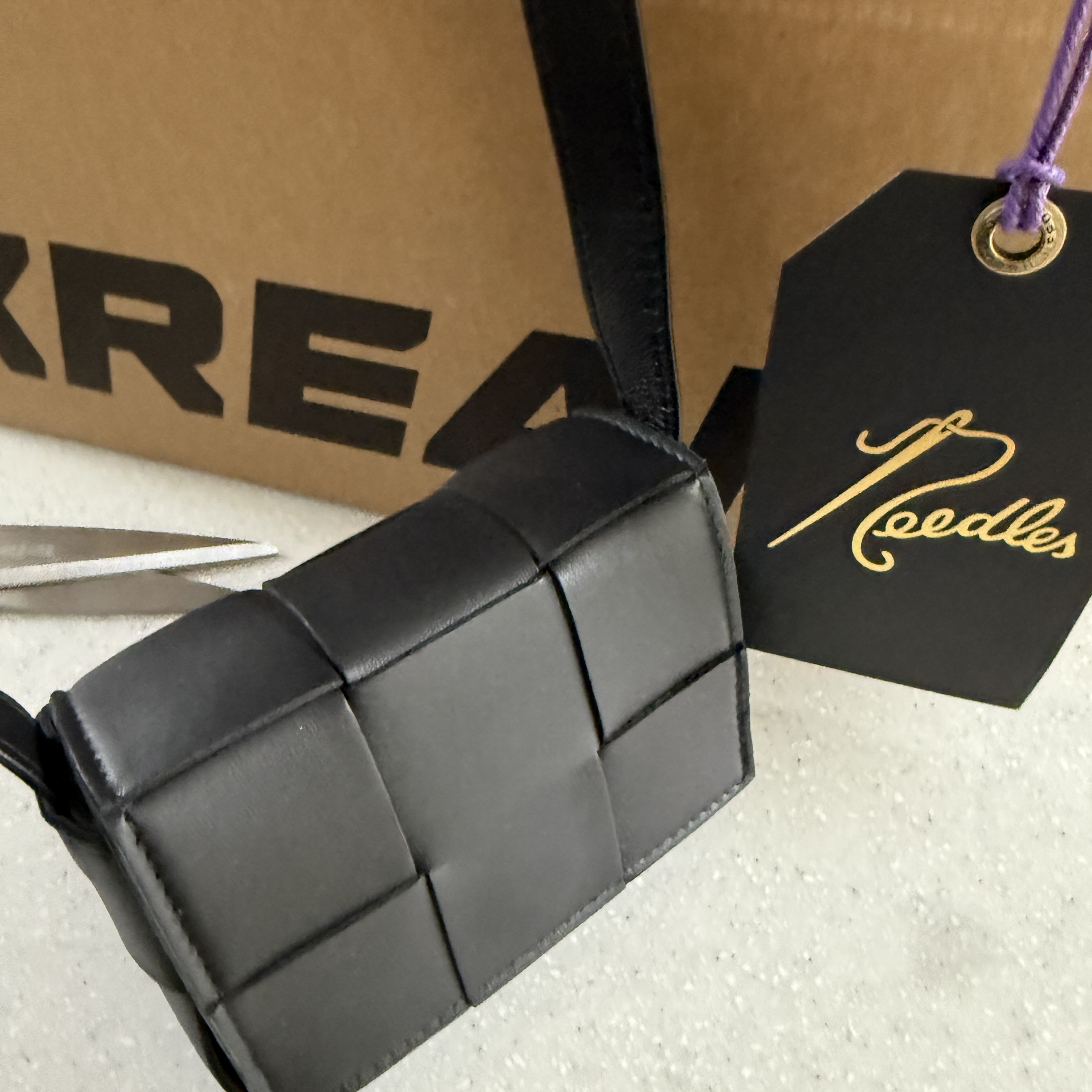 Bottega Veneta Mini Leather Cassette Black 착용 스타일