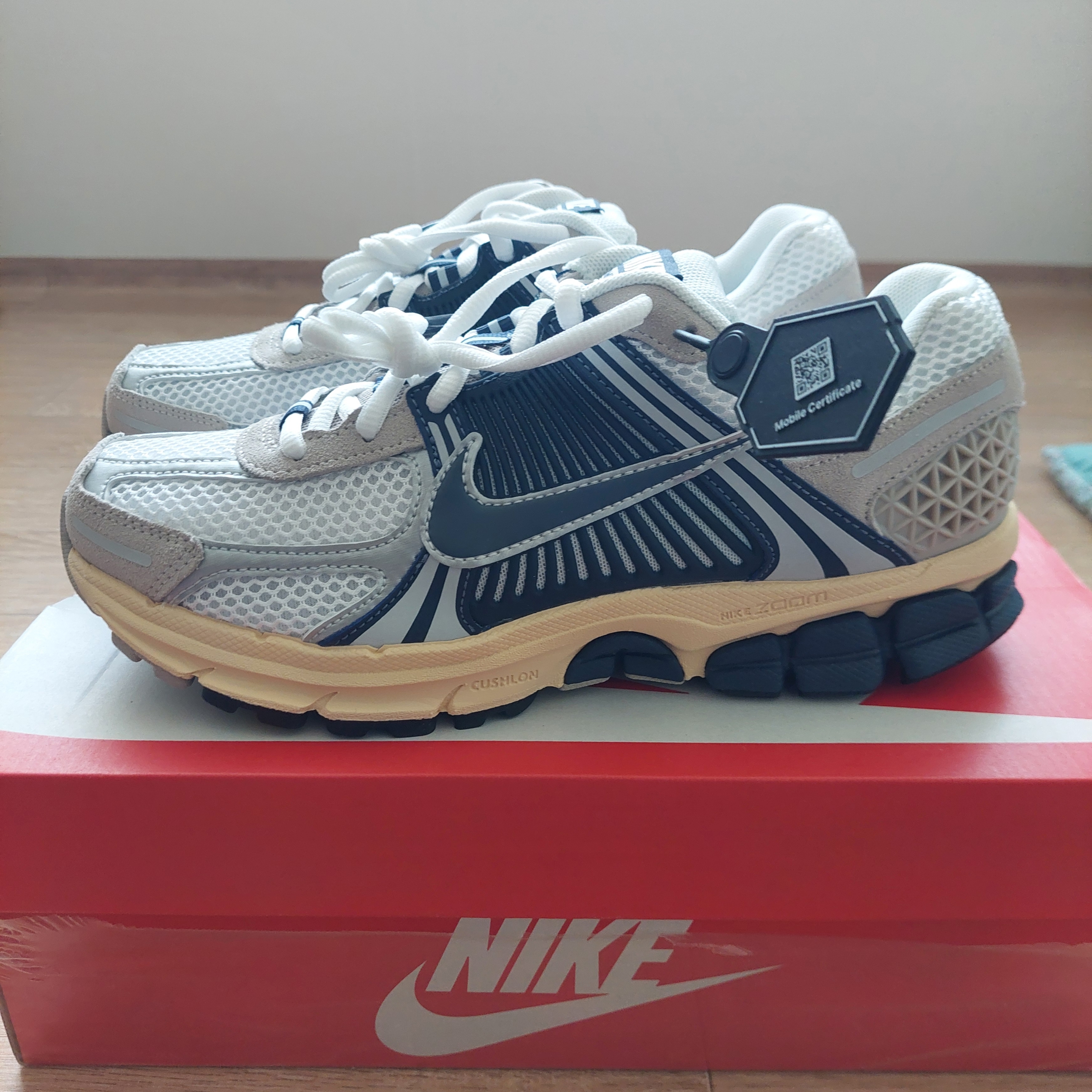Nike Zoom Vomero 5 White Thunder Blue 착용 스타일 - 2