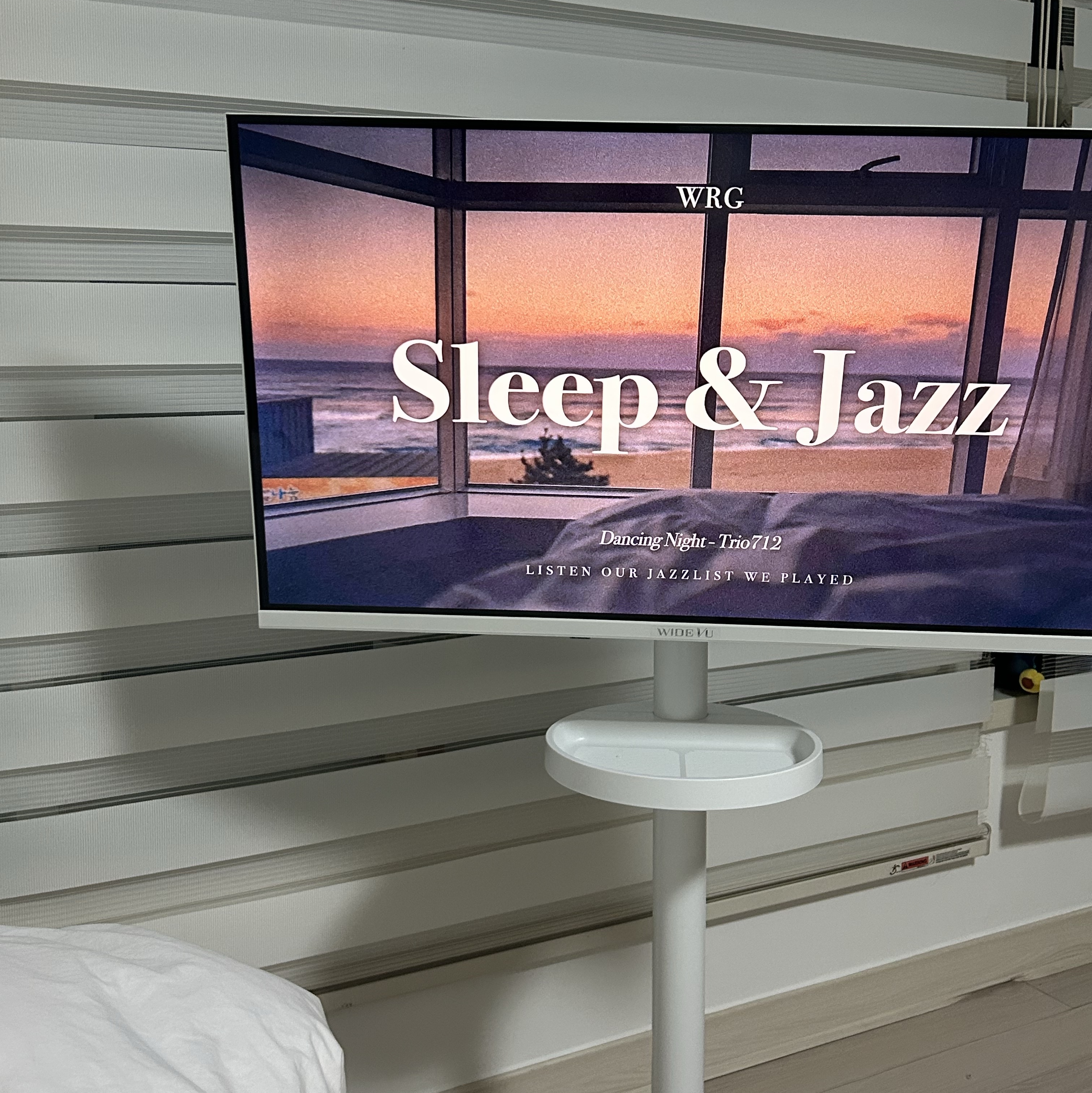[15% 쿠폰] WIDEVU WideMovingVu White Edition V3 Set QLED 81 cm (32 in) FHD Smart Mobile TV 착용 스타일