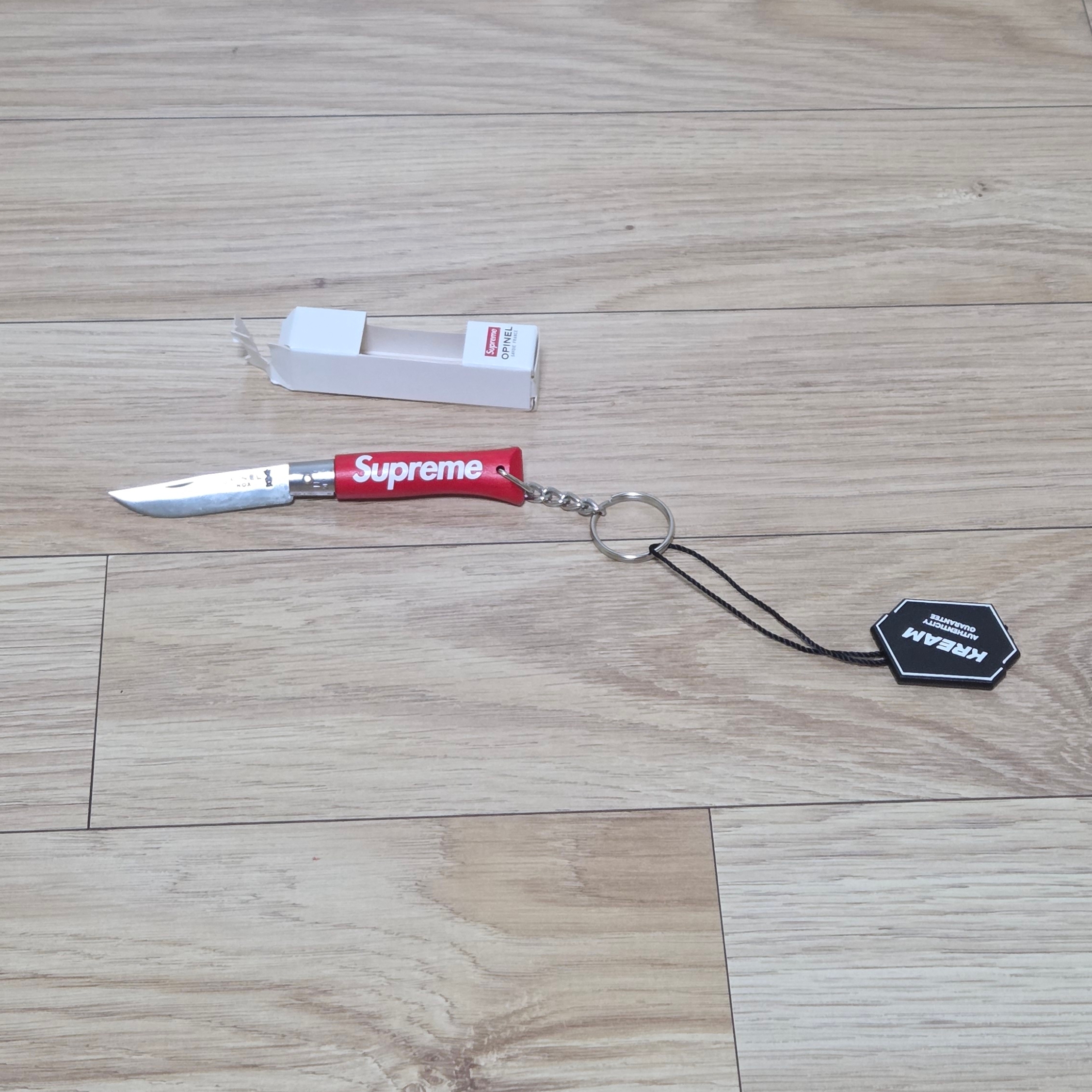 Supreme x Opinel No. 4 Knife Keychain Red - 25FW 착용 스타일
