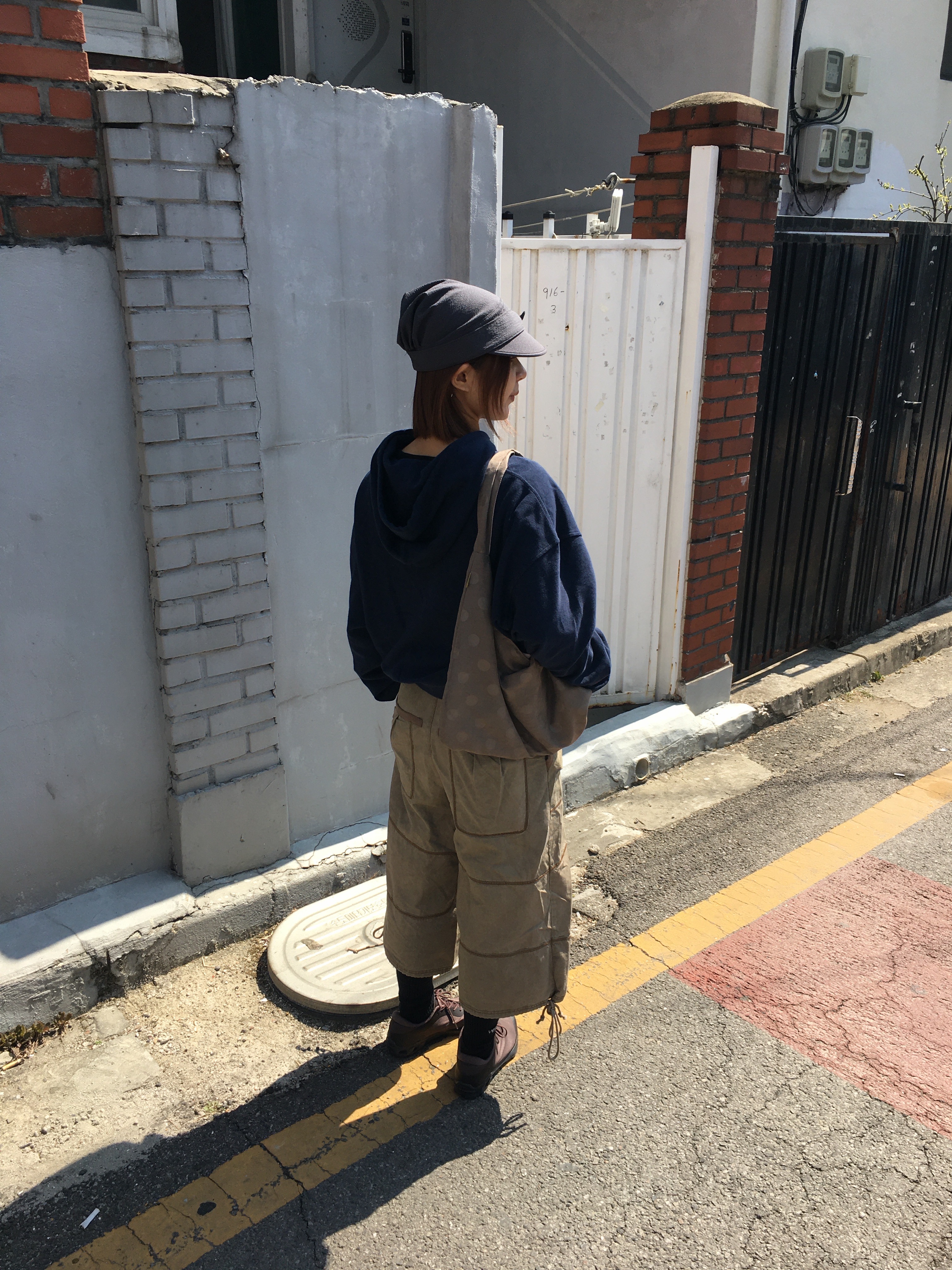 (W) On Running x Post Archive Faction (Paf) Cloudventure Peak Cacao Espresso, COYSEIO Ribbon Tie Cap Charcoal 착용 스타일 - 2