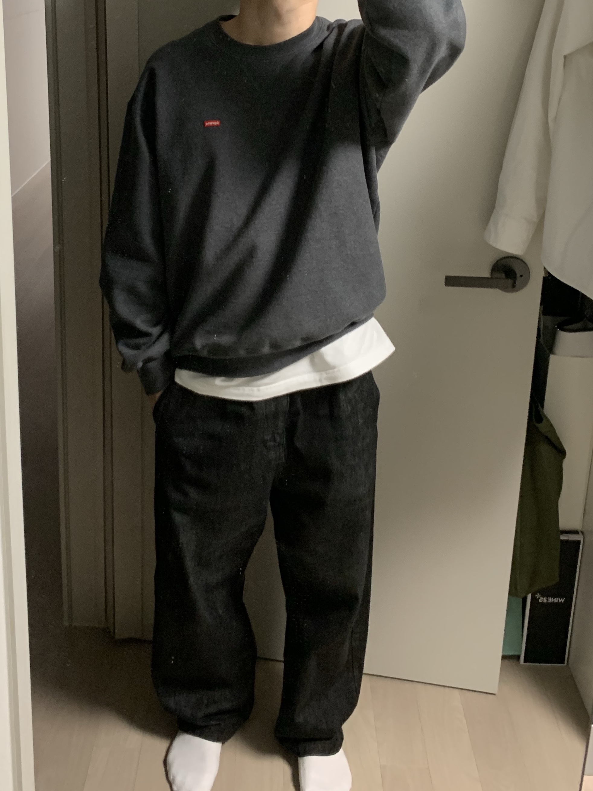 Supreme Small Box Crewneck Charcoal - 23FW 착용 스타일