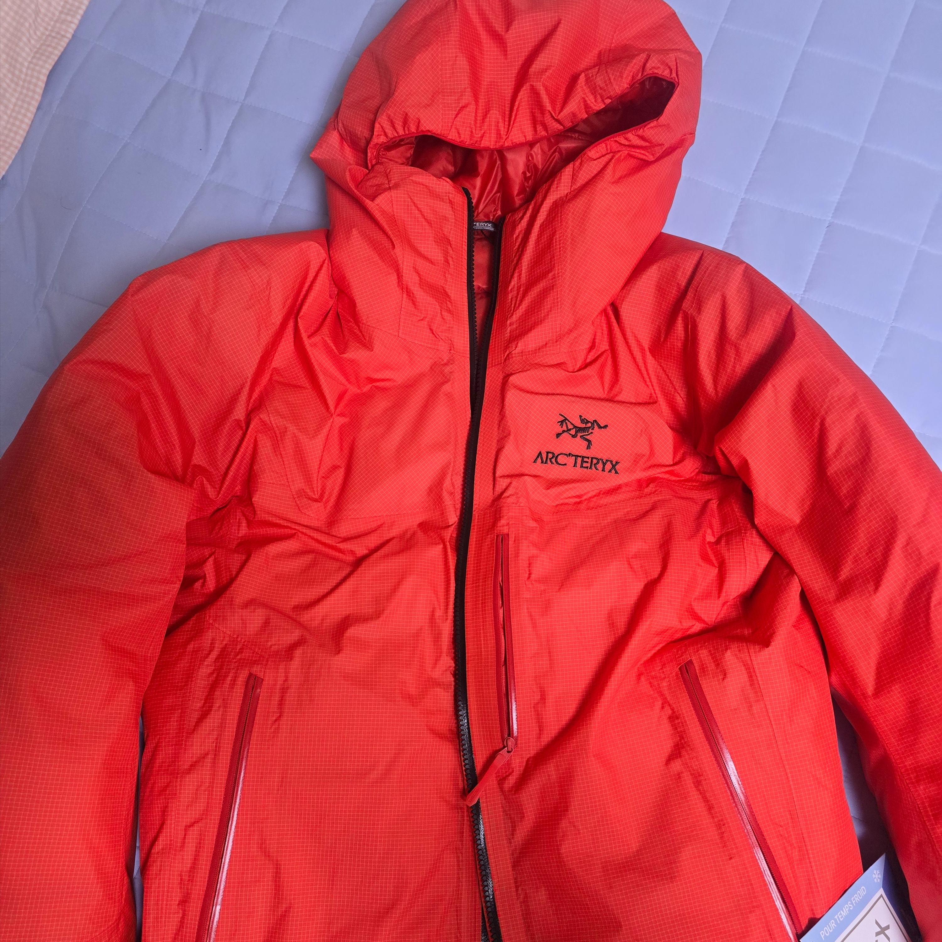 Arc'teryx Alpha Lightweight Parka Light Tanager 착용 스타일