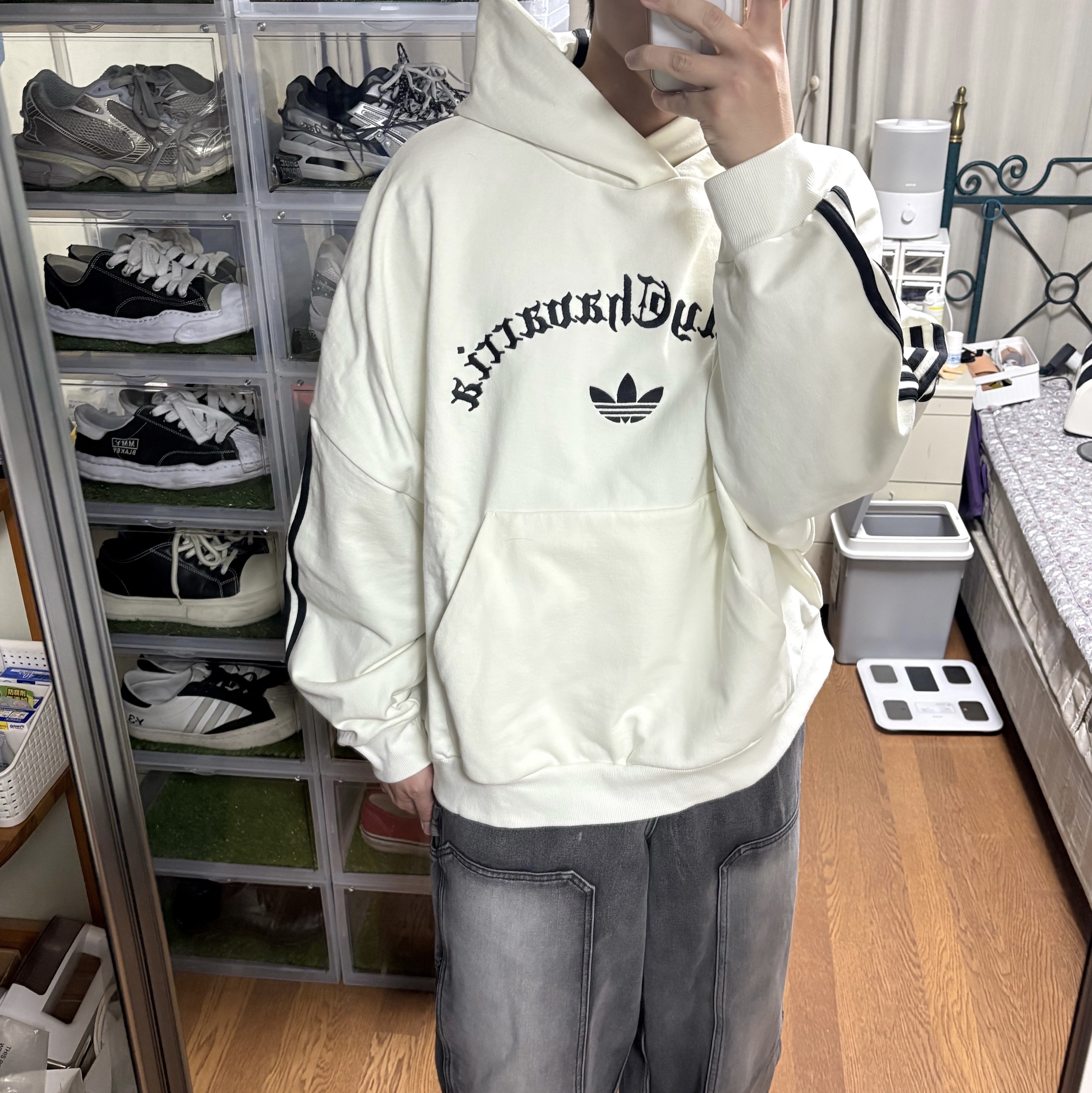 Adidas x Willy Chavarria Heavyweight Hoodie Off White - KR Sizing, Balenciaga 3XL Sneakers Light Beige 착용 스타일