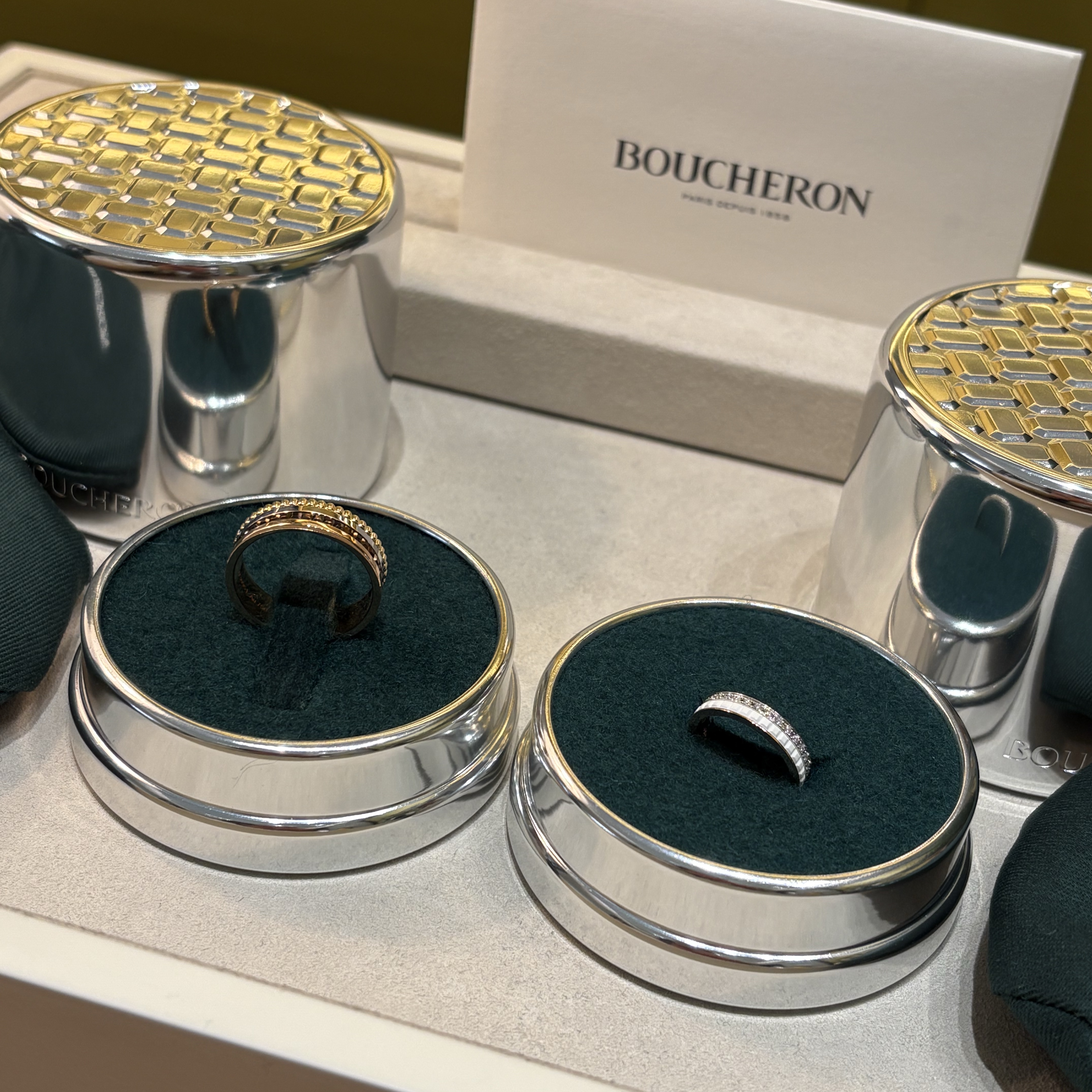 Boucheron Quatre White Edition Wedding Band 18K White Pink Gold White Ceramic Diamond, Boucheron Quatre Classique Ring Small 18K Yellow White Pink Gold Brown 착용 스타일 - 1