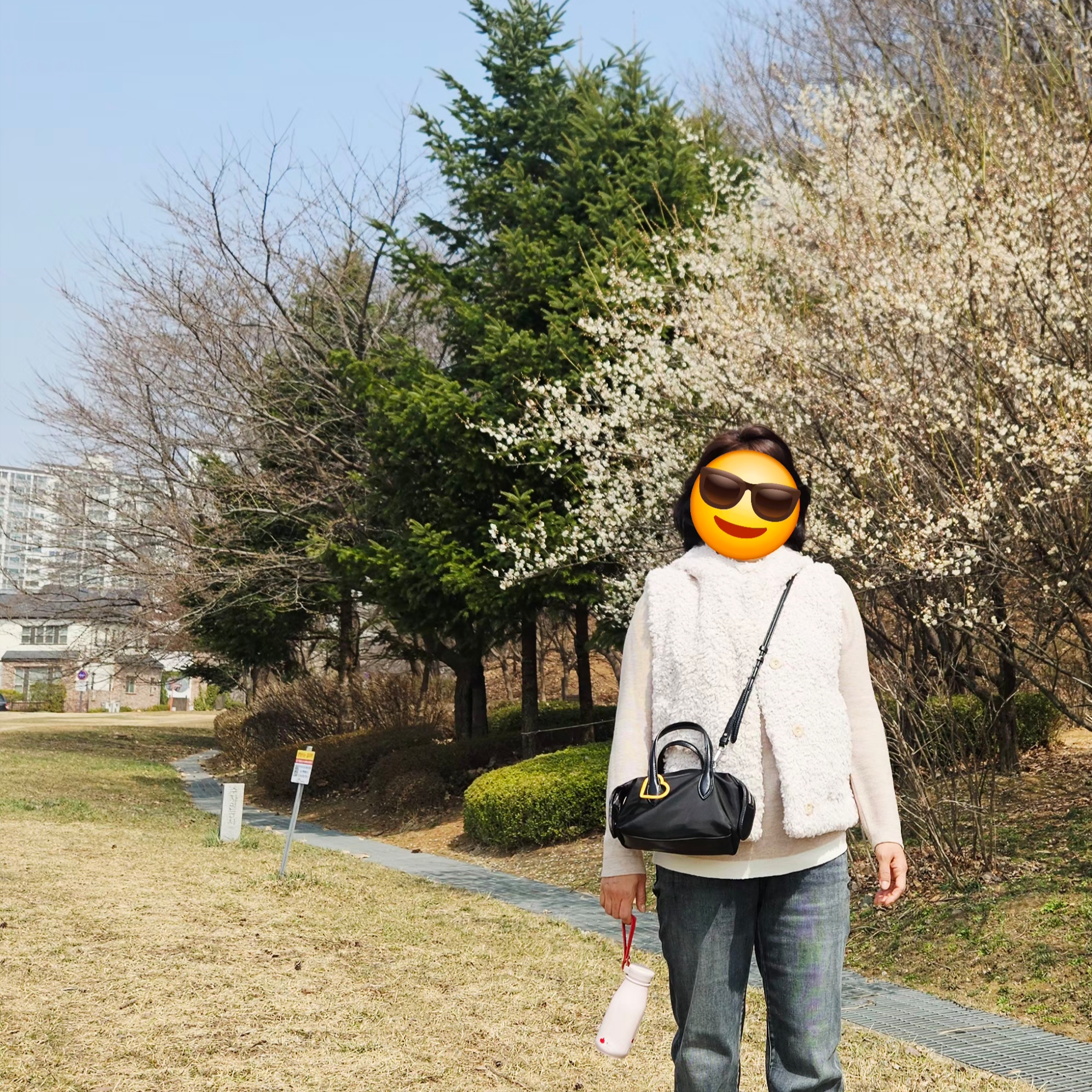 (W) COS Hooded Shearling Gilet Off White 착용 스타일 - 5