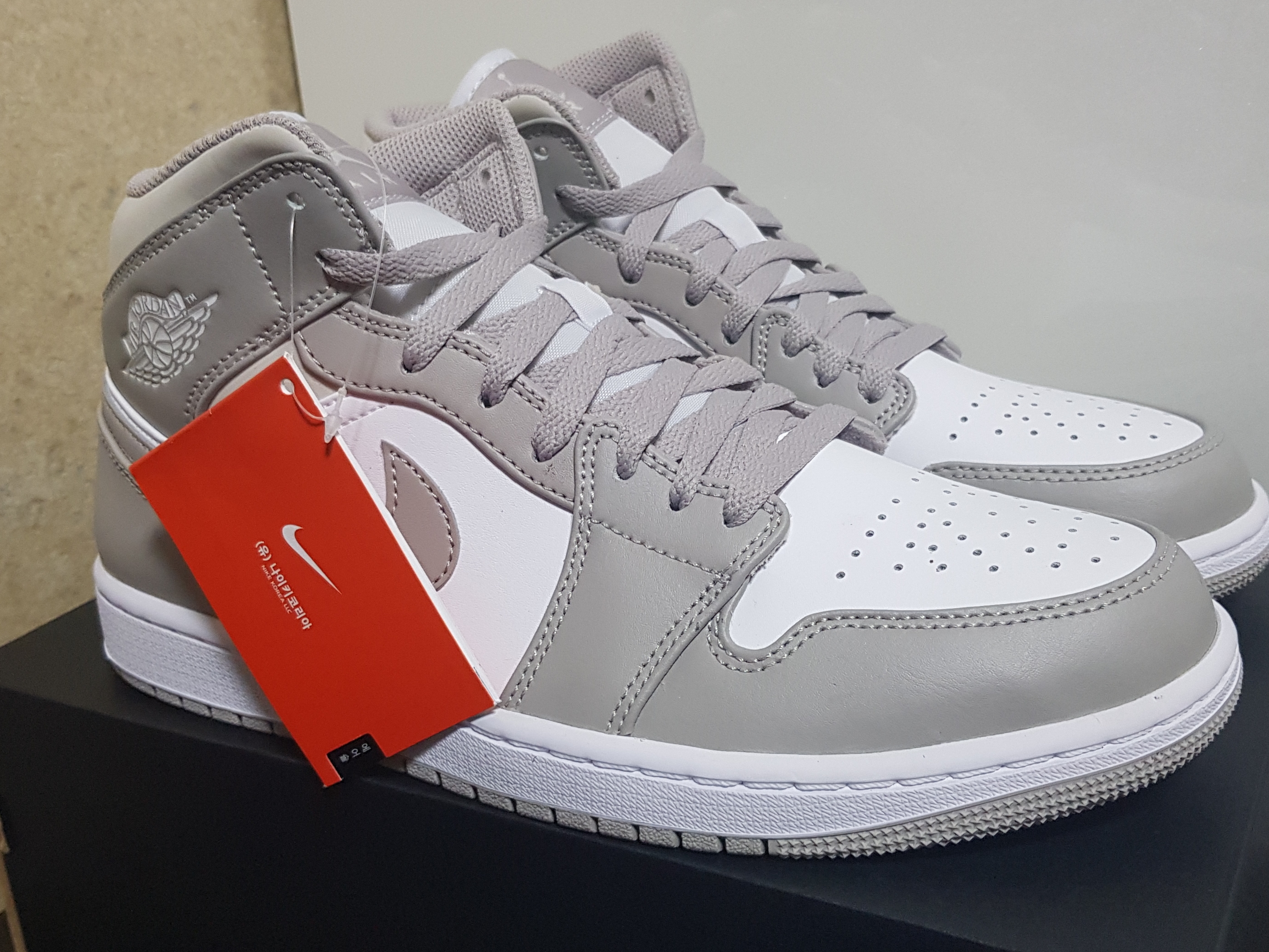 Jordan 1 Mid College Grey 착용 스타일