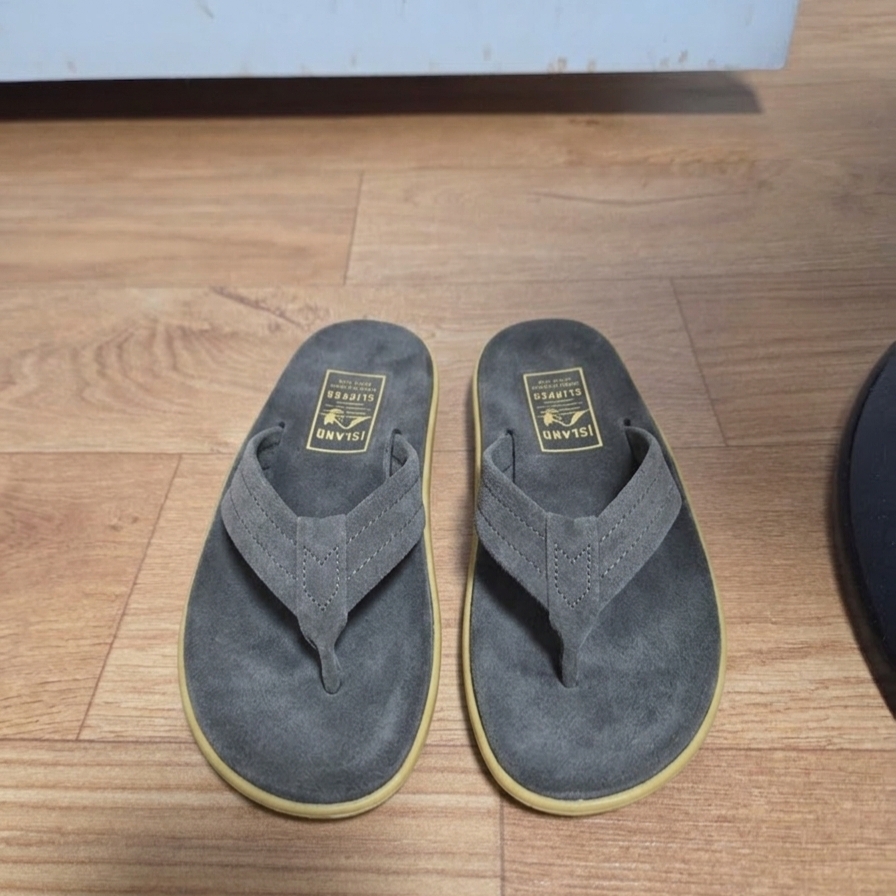 Island Slipper Unisex Charcoal Grey Classic Suede Y-Slide 착용 스타일 - 2