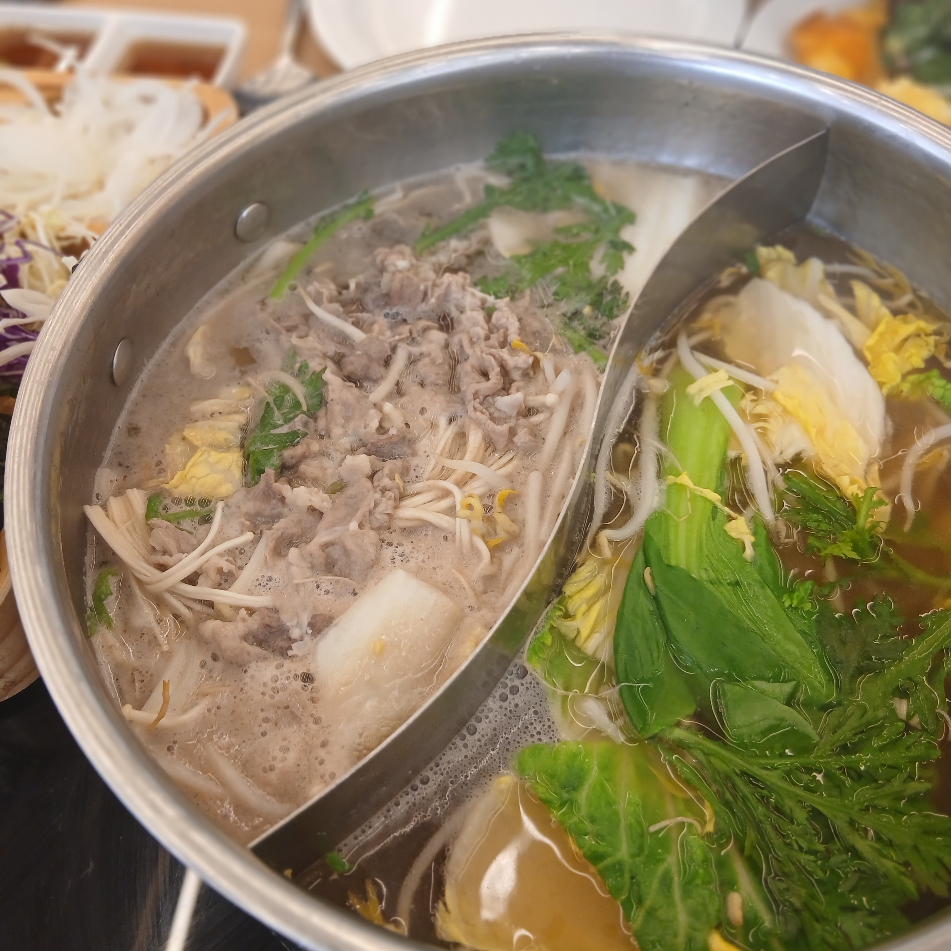 Arc'teryx Emblem Fleece Crew Neck Pullover  Habitat 착용 스타일 - 4