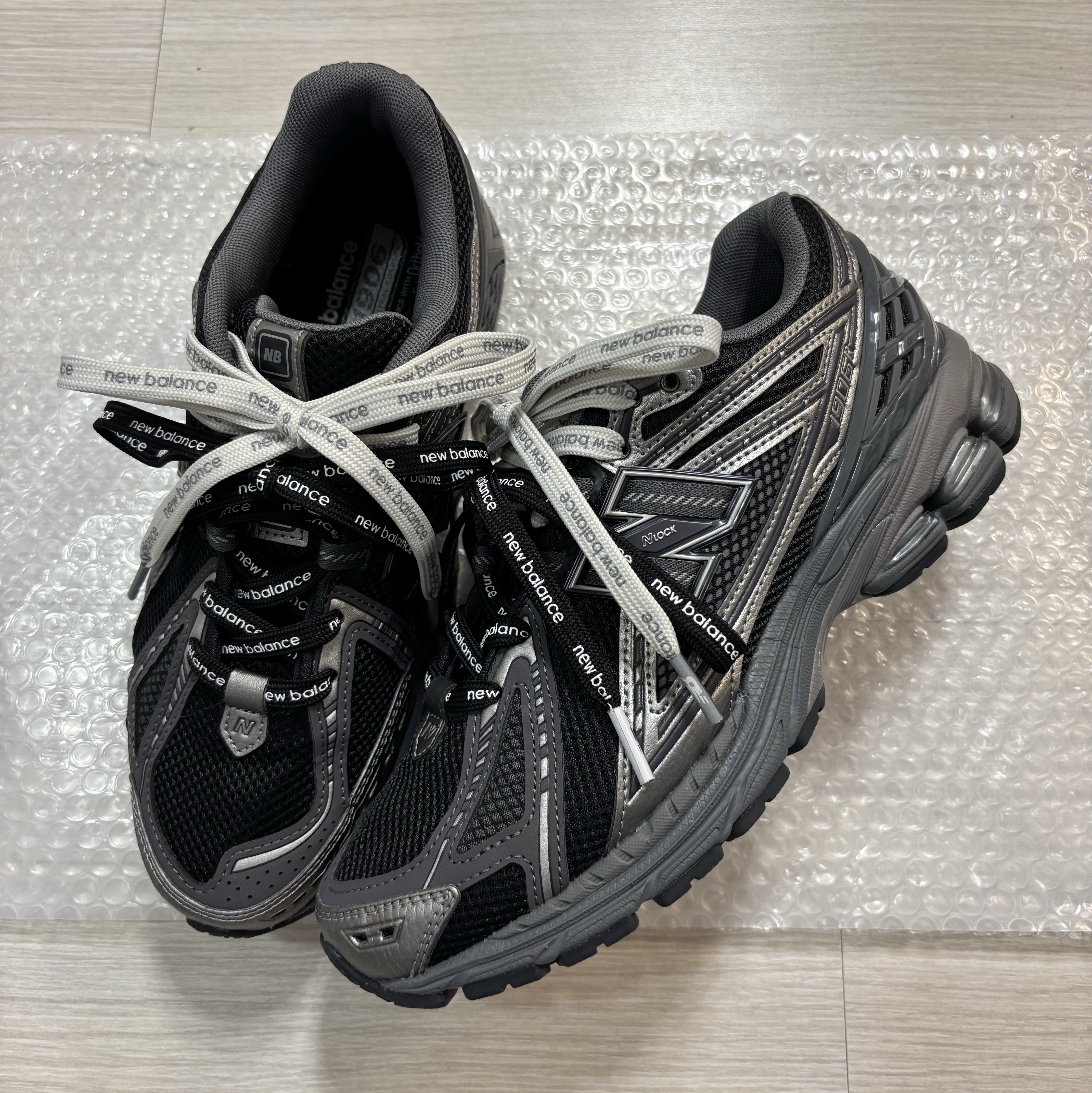 New Balance 1906R Black 착용 스타일 - 1