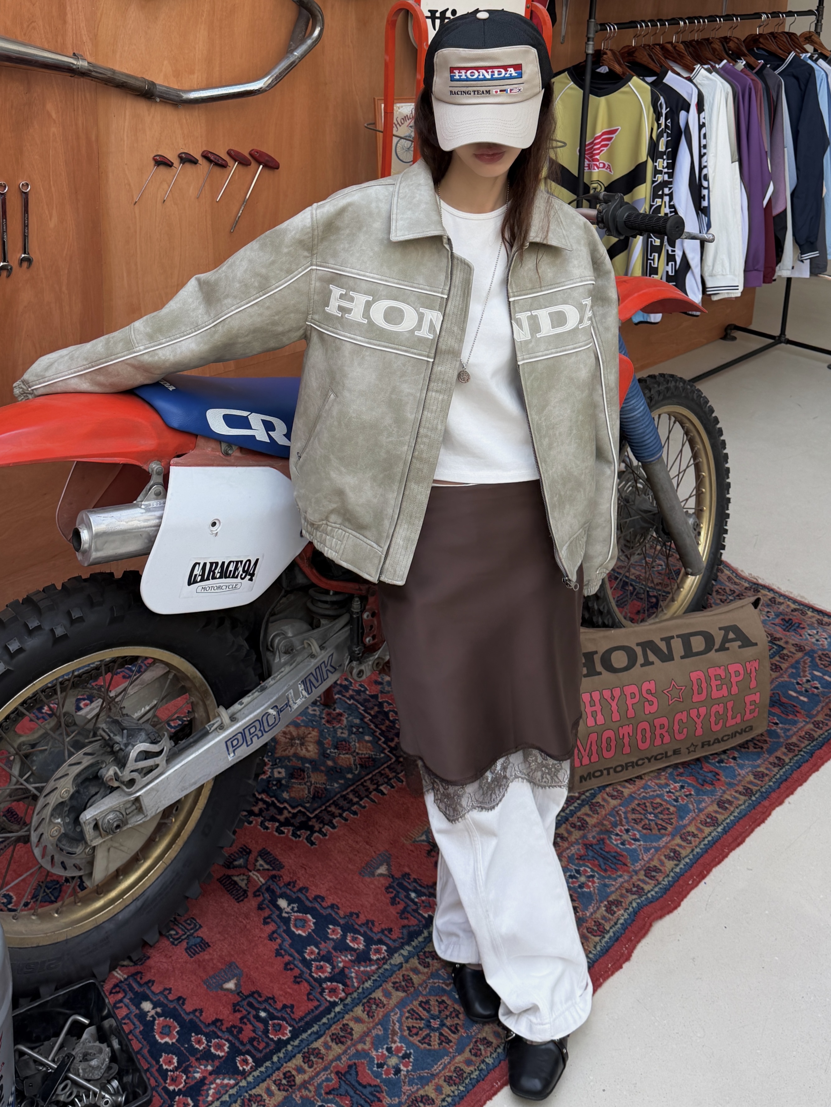 Honda Twill Multi Patch Motorcycle Jacket Ivory, Honda Original Wing Logo Vintage Cap Charcoal 착용 스타일 - 5