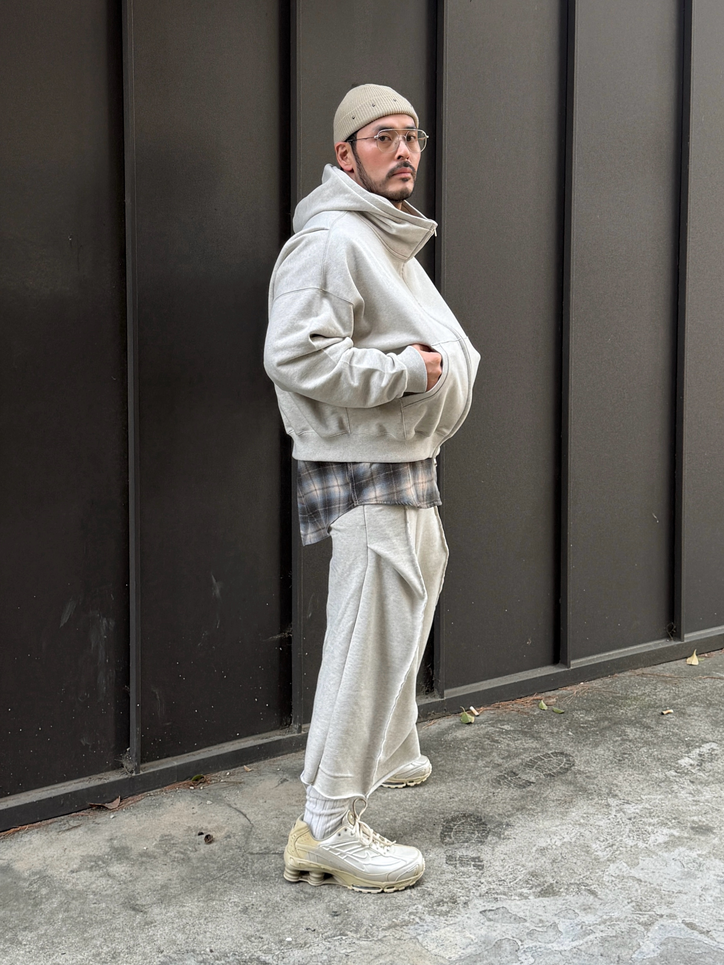 Nike Shox Ride 2 Metallic Silver and Desert Khaki 착용 스타일 - 5