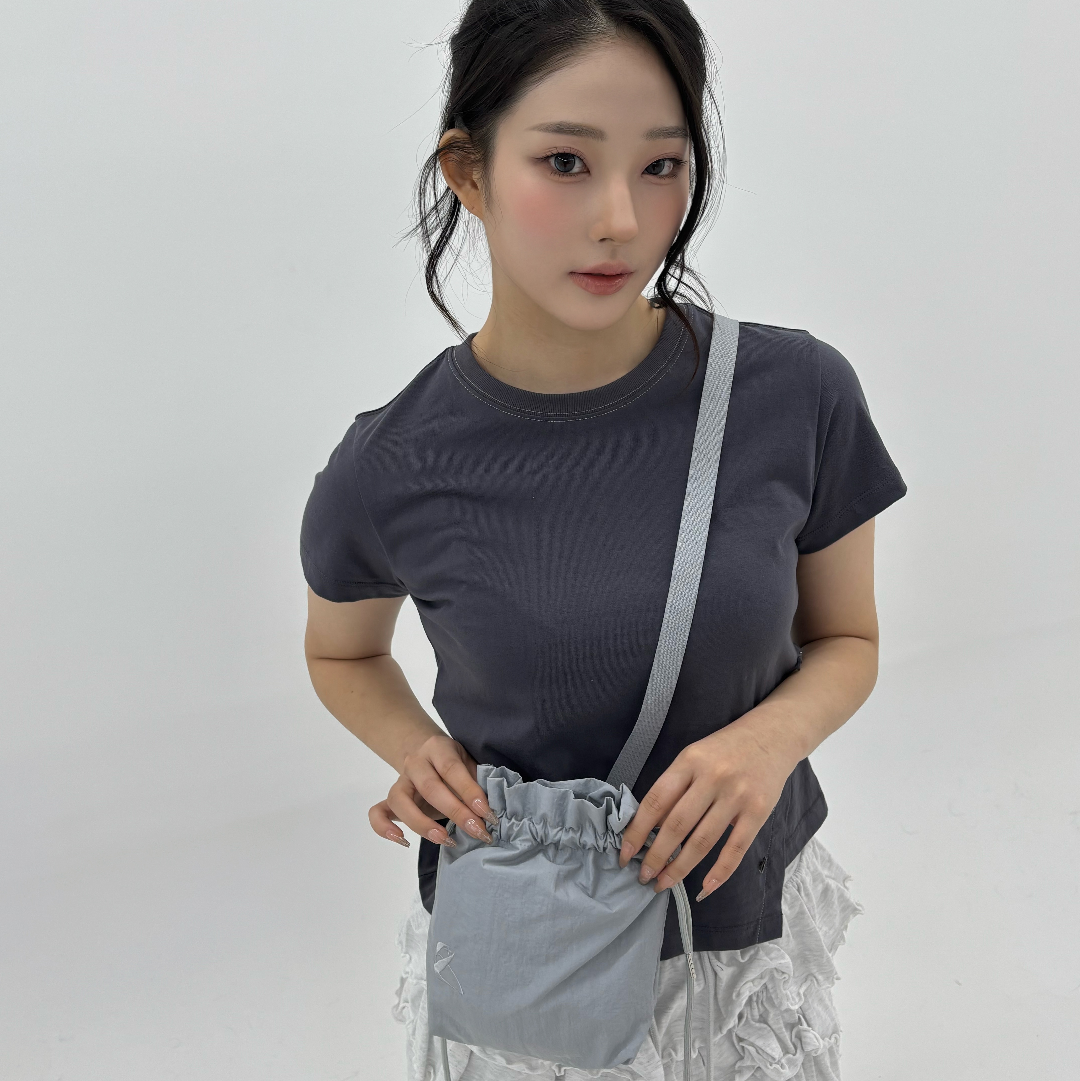 Riomeu Button Unbalanced Short-sleeved T-shirt Charcoal, Riomeu Mini Pouchi Cross Bag Gray 착용 스타일 - 5