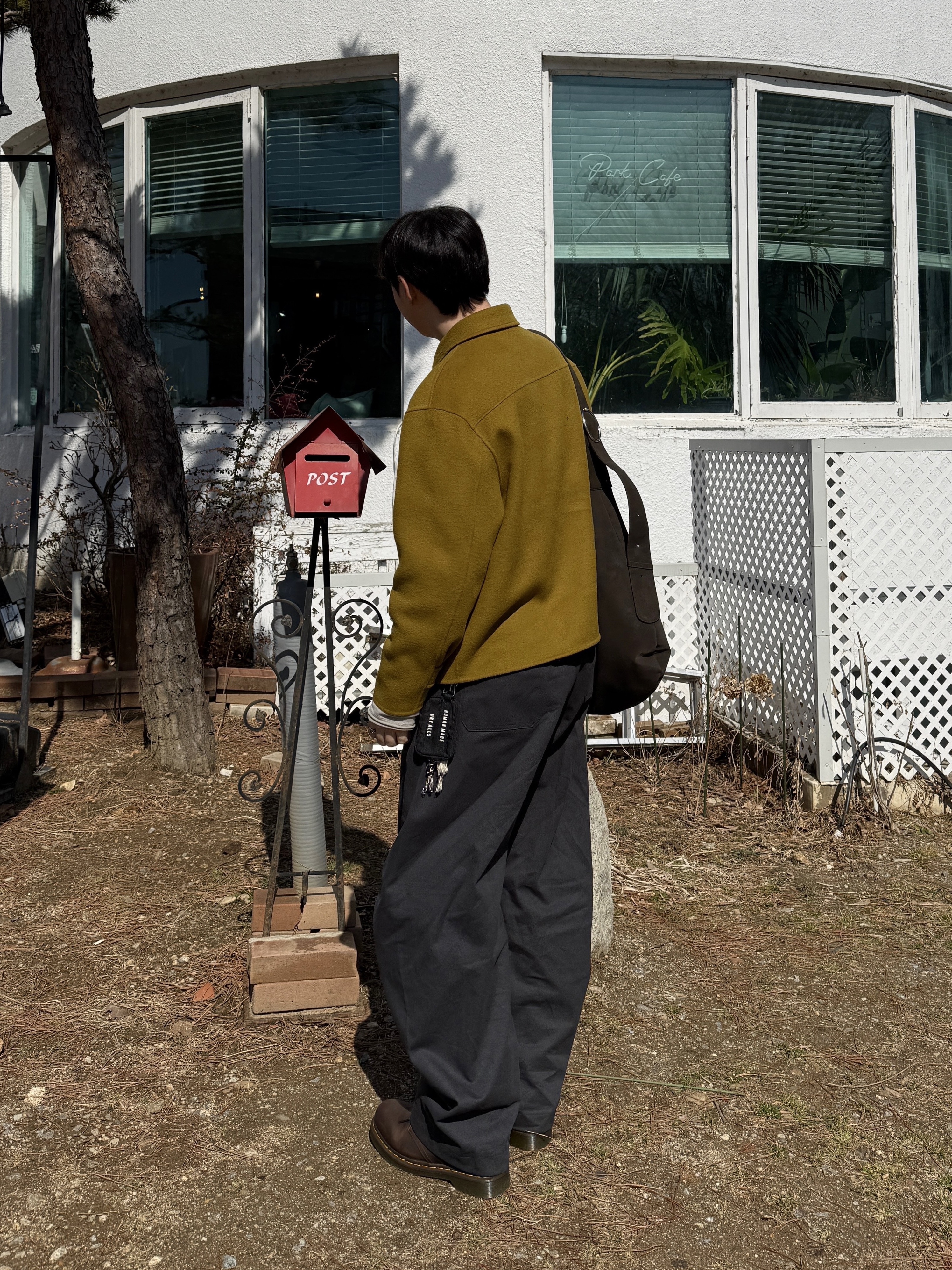 Dr. Martens 1461 Crazy Horse Dark Brown, Human Made Military Card Case Black 착용 스타일 - 4