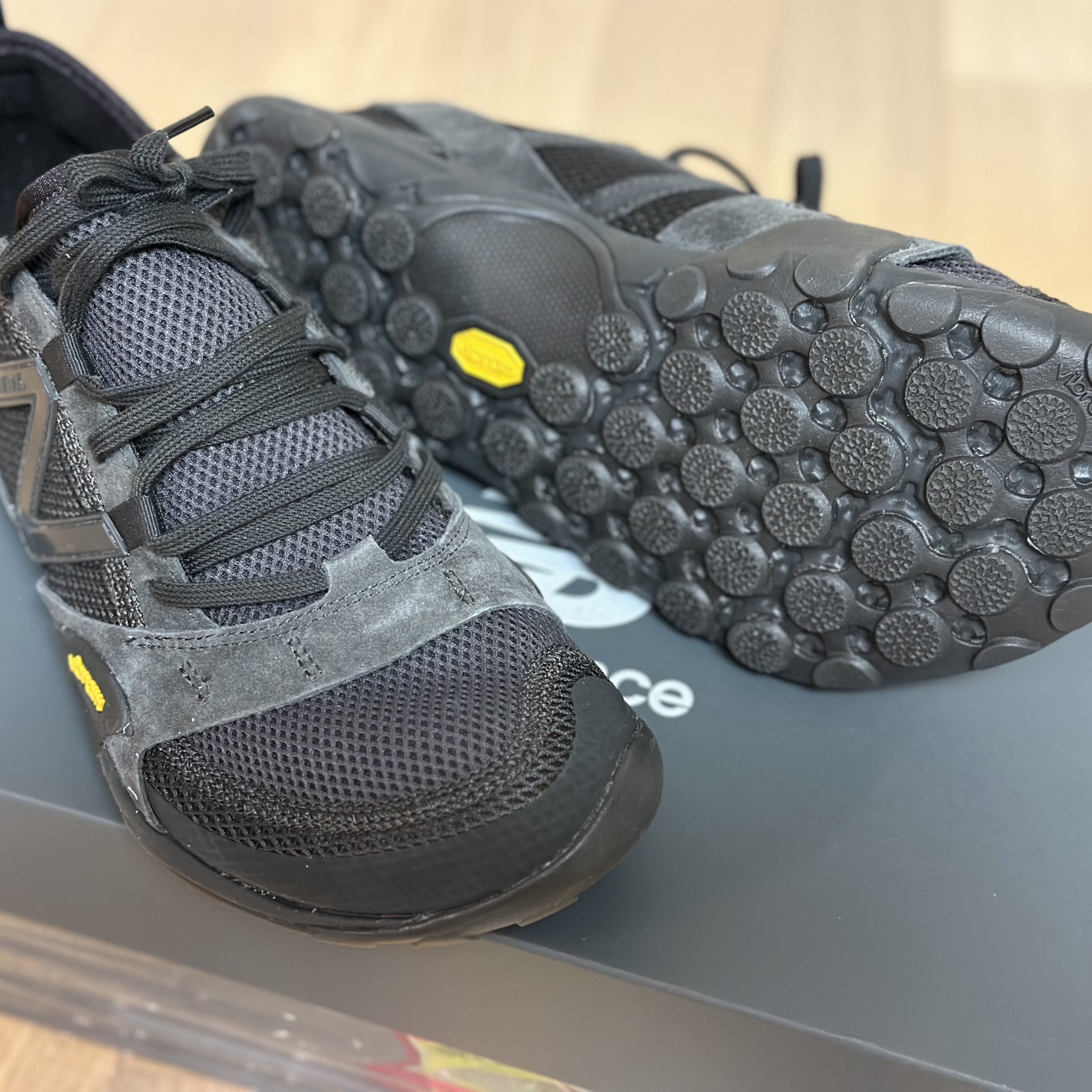 New Balance Minimus MT10O Black Castlerock 착용 스타일 - 2