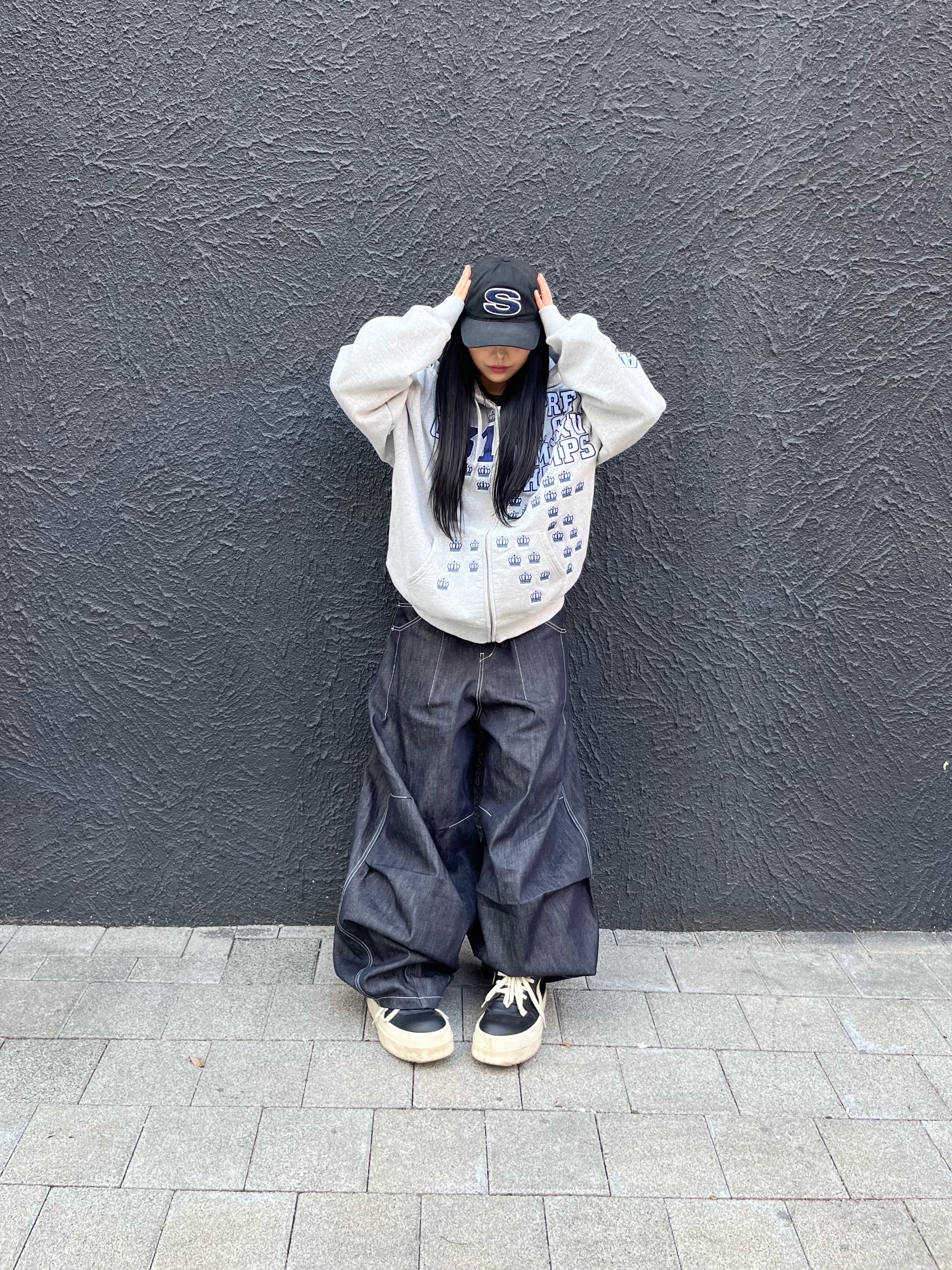 Stussy Chenille S Low Pro Cap Black, Supreme League Champs Zip Up Hooded Sweatshirt Heather Grey - 25FW 착용 스타일 - 3