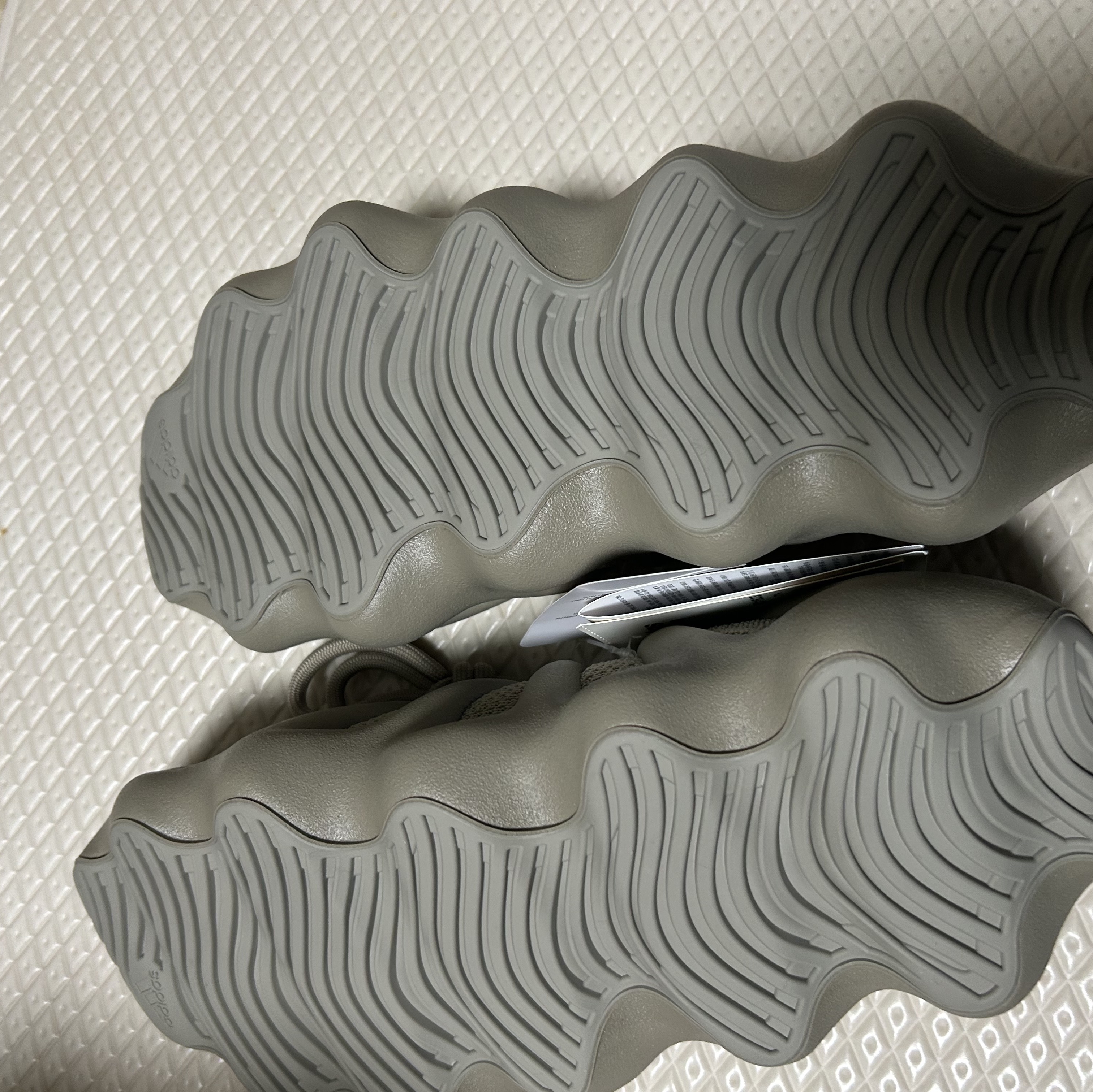 Adidas Yeezy 450 Stone Flax 착용 스타일