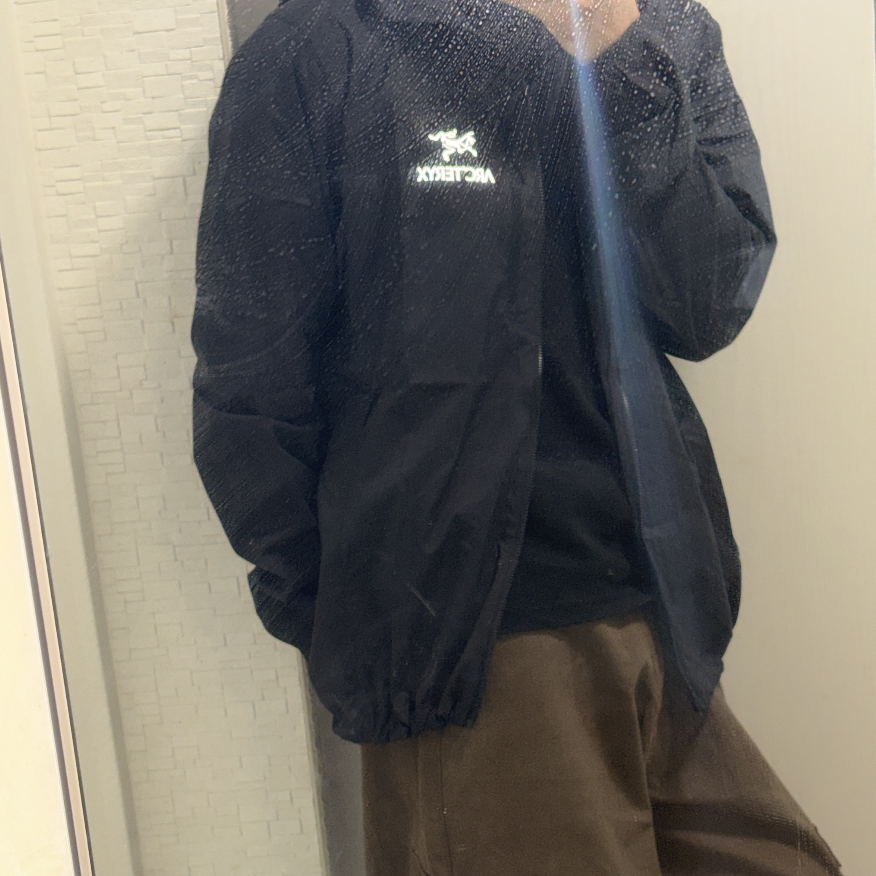Arc'teryx Squamish Hoody Black, Play Comme des Garcons Red Heart T-Shirt Black 착용 스타일 - 2