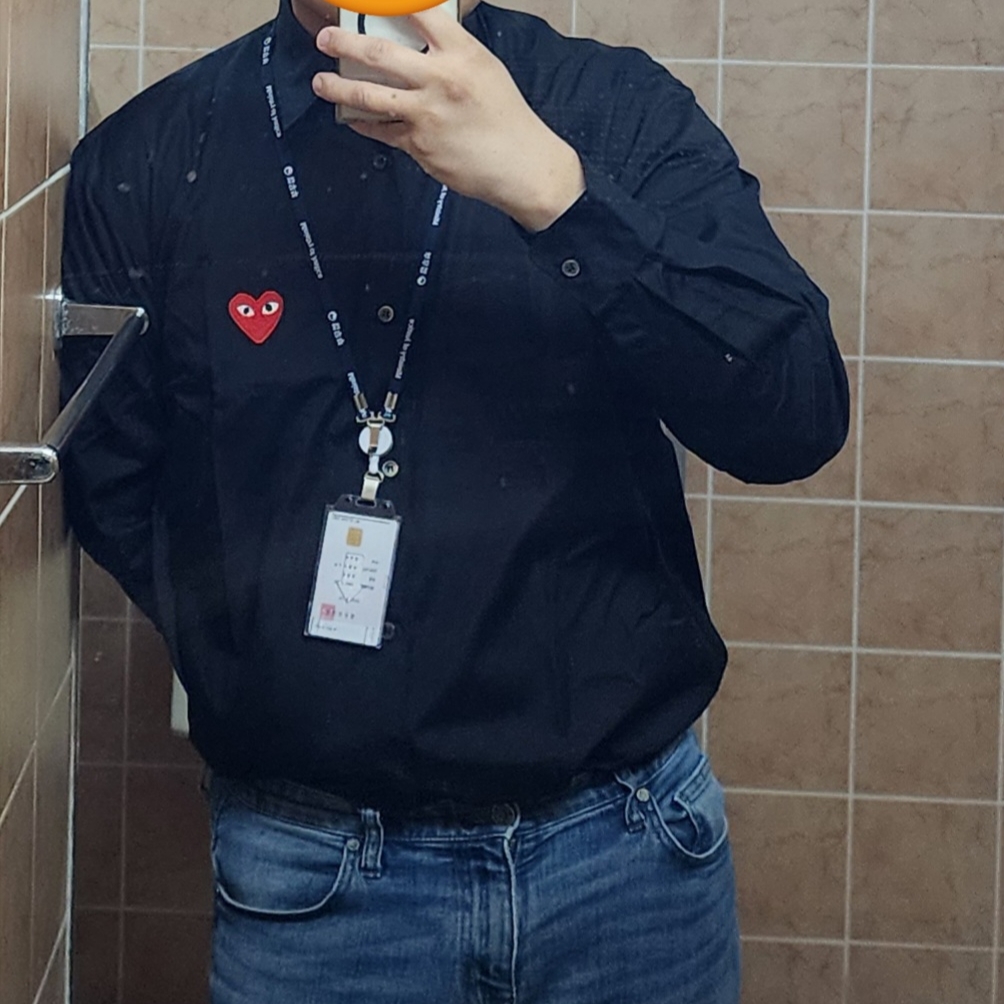 Play Comme des Garcons Red Heart Shirt Black 착용 스타일