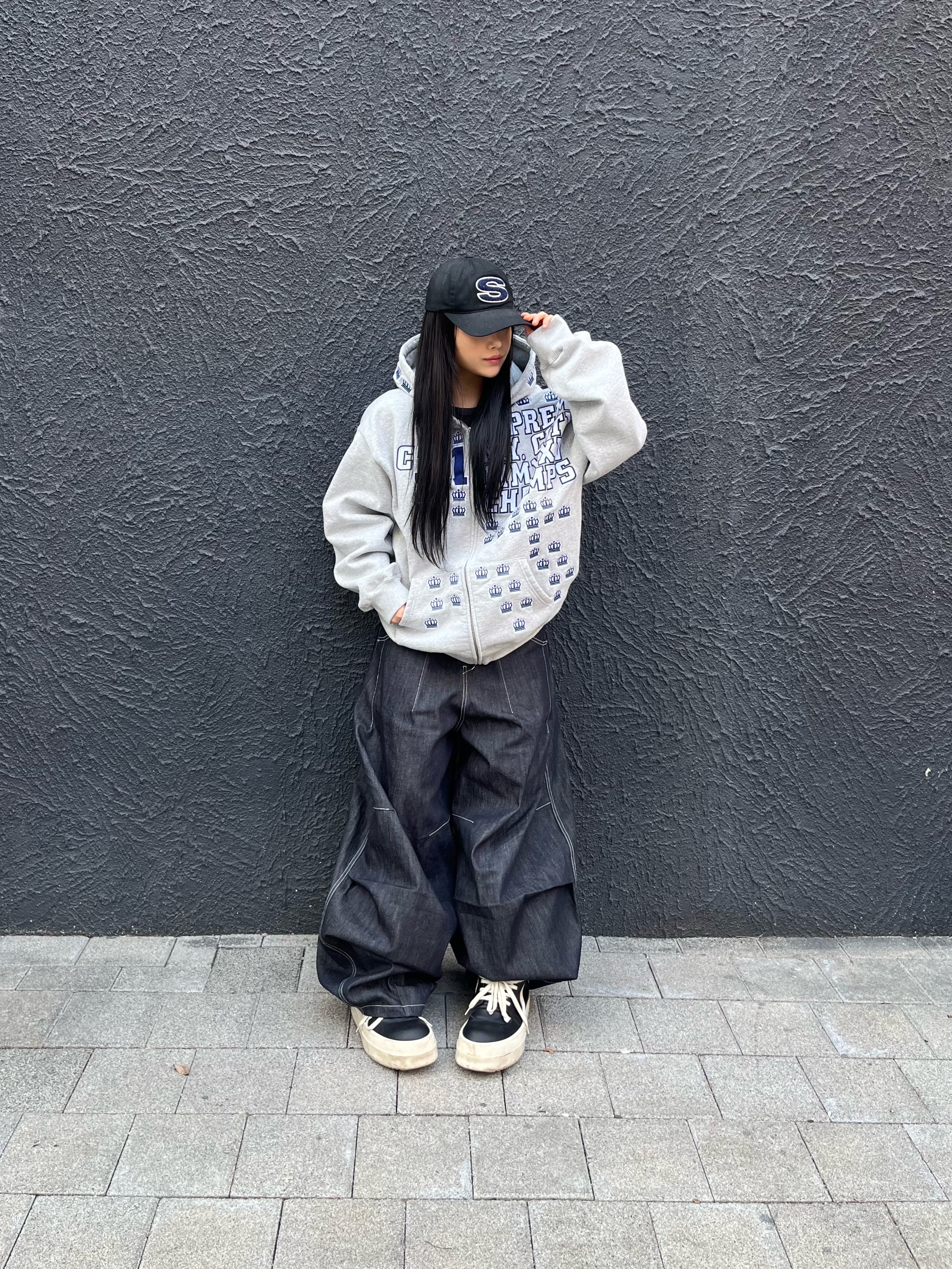 Stussy Chenille S Low Pro Cap Black, Supreme League Champs Zip Up Hooded Sweatshirt Heather Grey - 25FW 착용 스타일 - 2