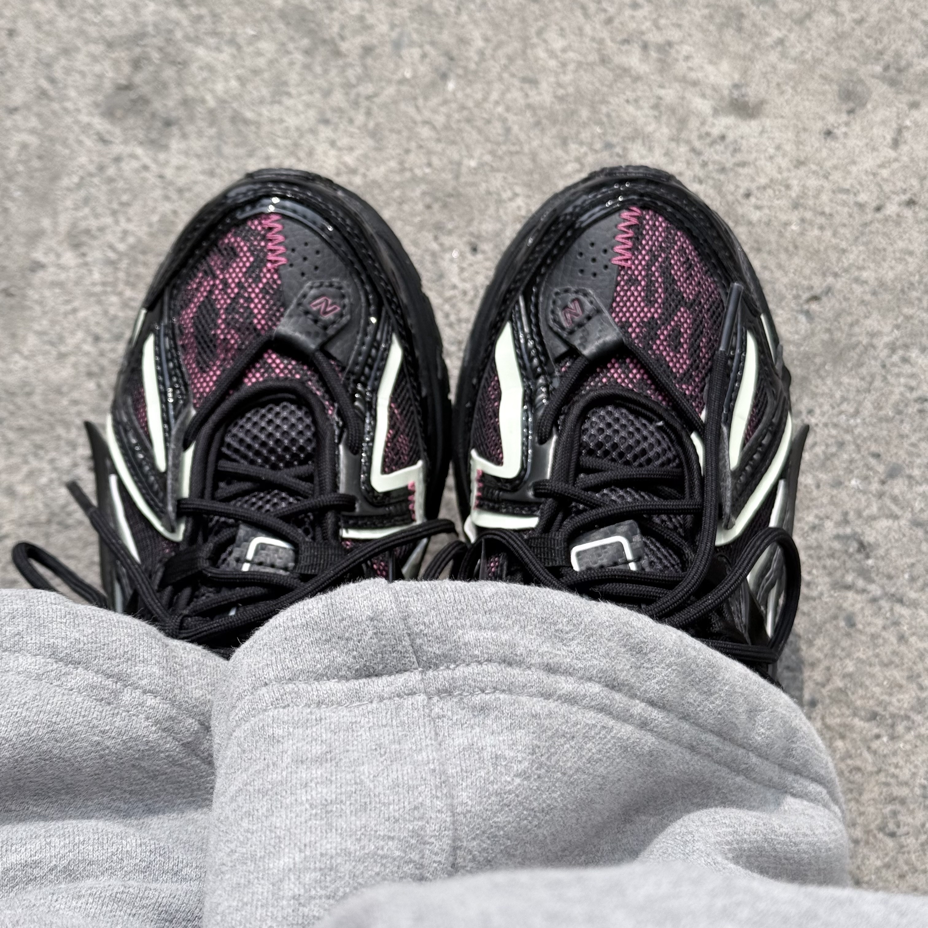 New Balance 1906A Black Dragon Berry 착용 스타일