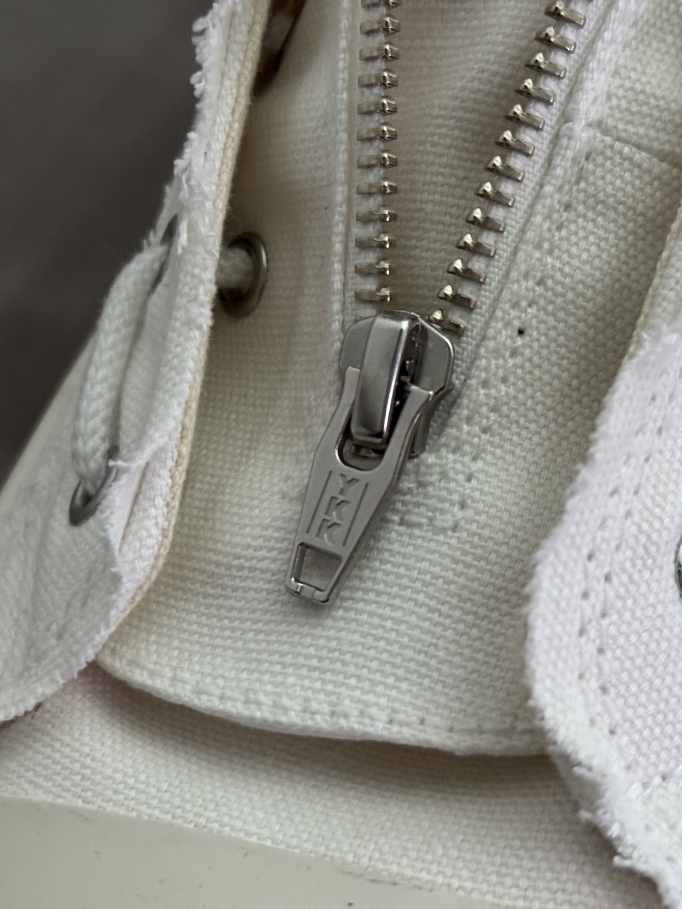GU x Undercover High-Top Sneakers Off White 착용 스타일 - 4