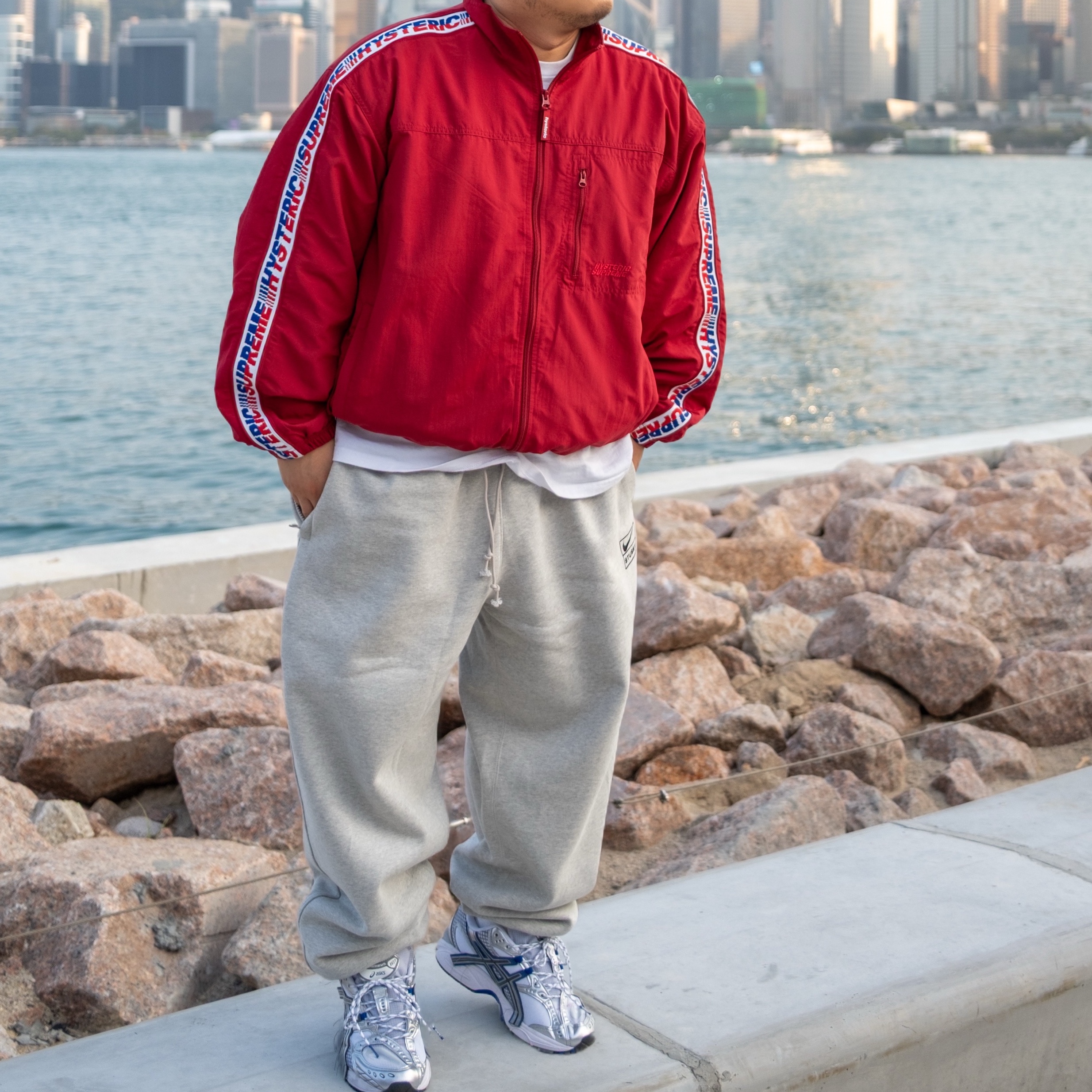 Nike x Stussy Fleece Pants Grey Heather (FN5231-050), Asics x Invincible Gel-Nimbus 10.1 HTTP 404 Cream Metallic Silver Blue 착용 스타일 - 2