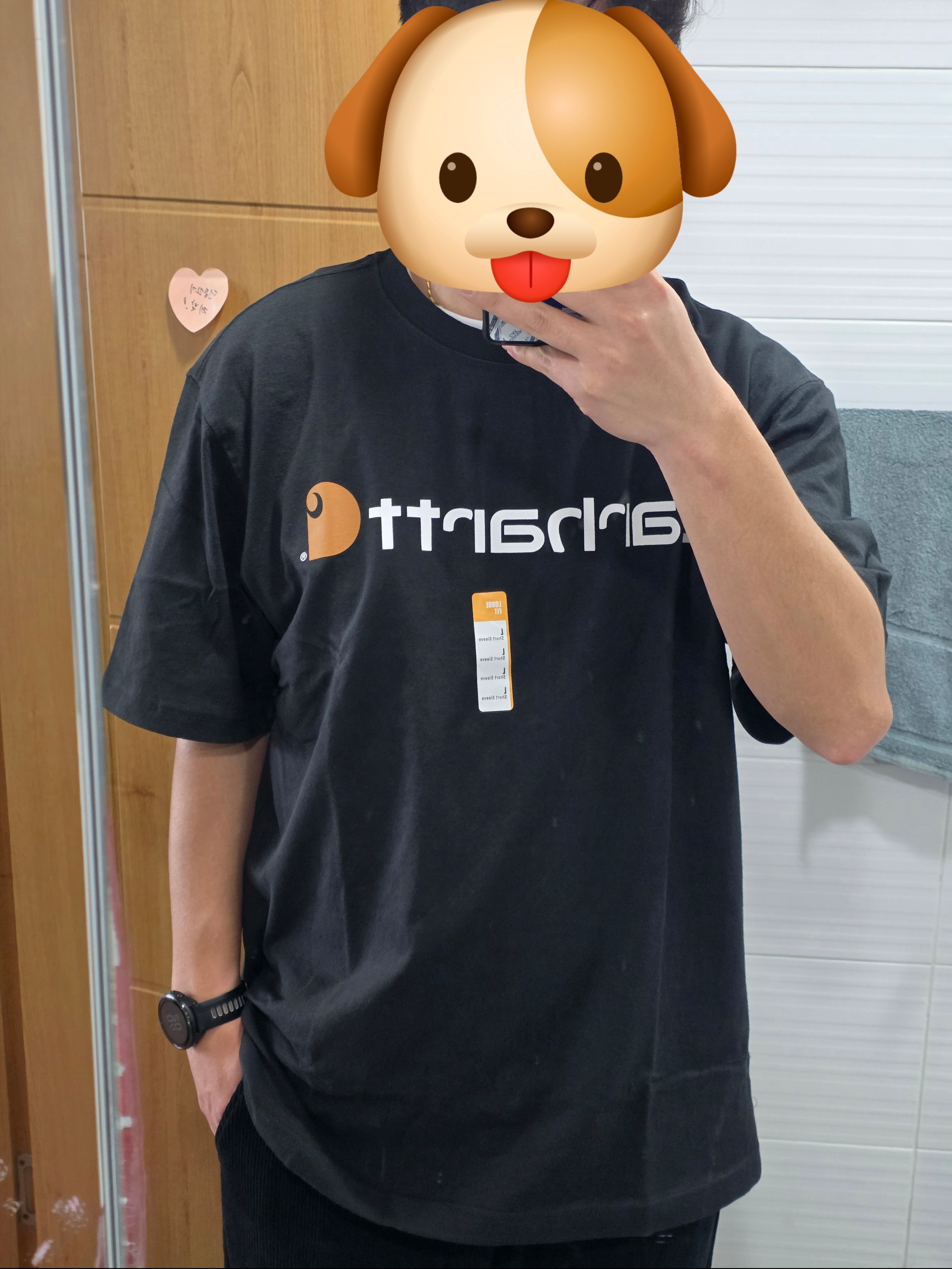 Carhartt Loose Fit Heavyweight Regular Short Sleeve Logo Graphic T-Shirt Black 착용 스타일 - 1